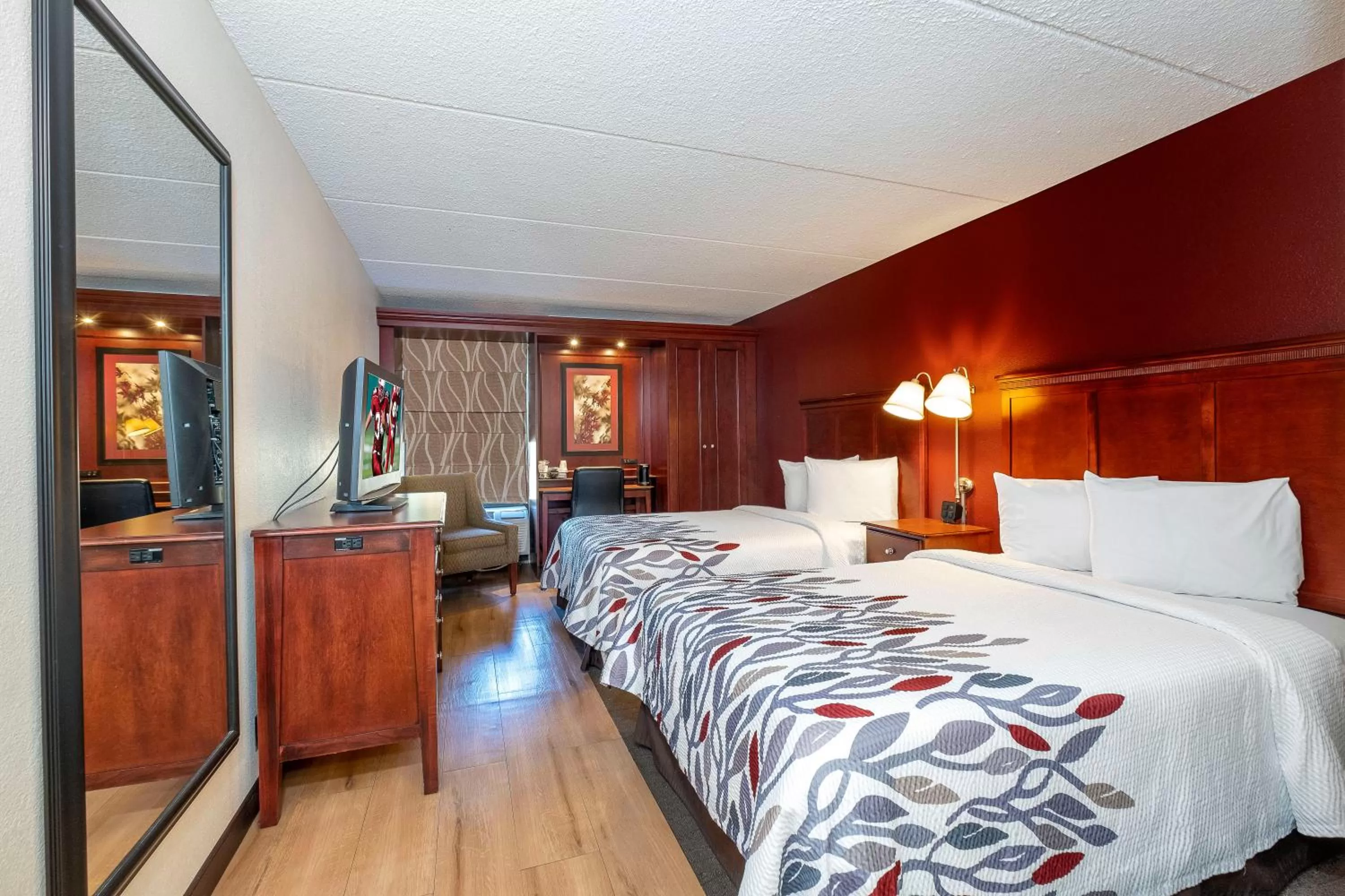 Photo of the whole room, Bed in Red Roof Inn Meriden