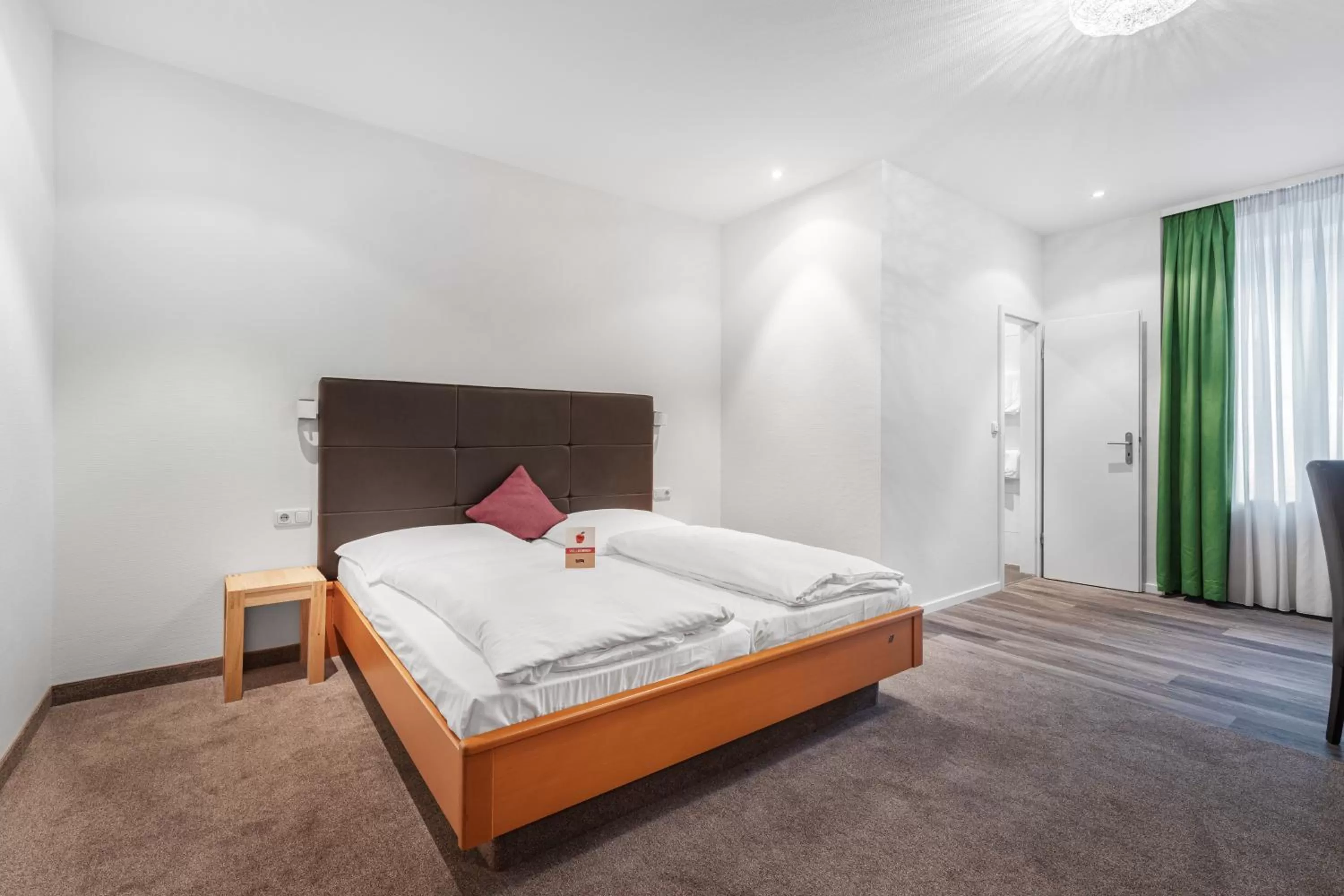 Photo of the whole room, Bed in Schieners Hotel & Apfelhof Apartments