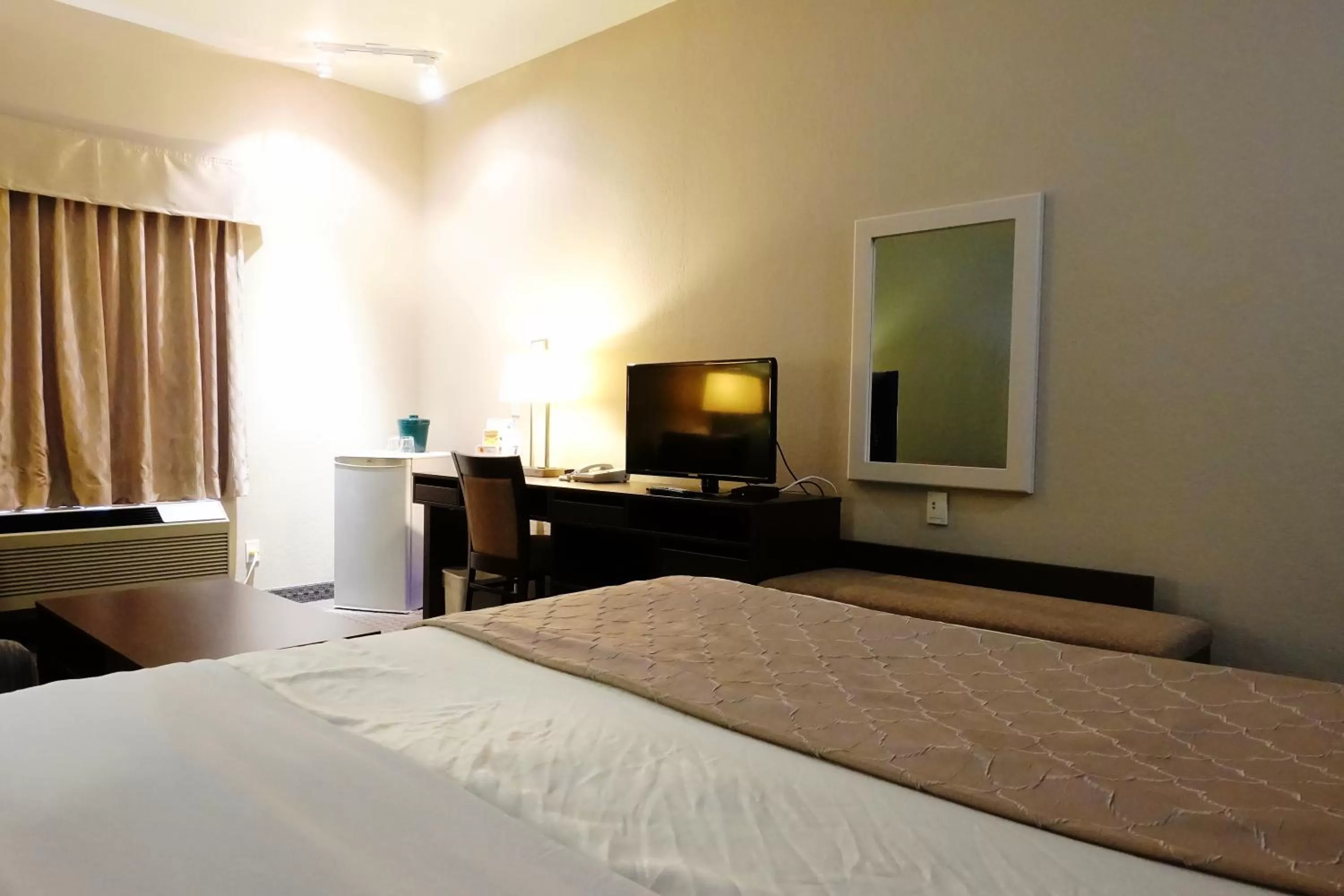 Photo of the whole room, Bed in Super 8 by Wyndham Dauphin