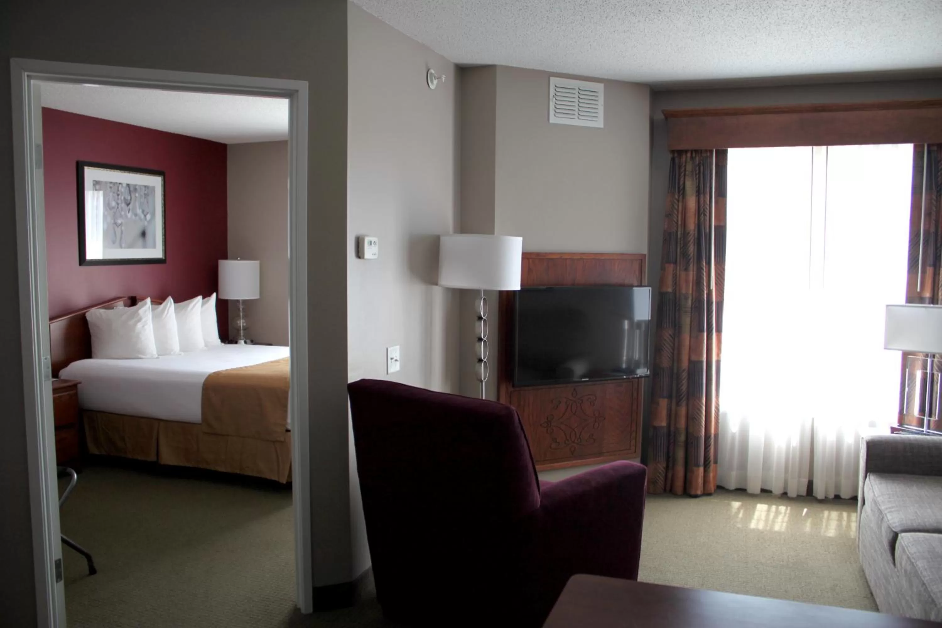 Living room, Bed in GrandStay Hotel & Suites Ames