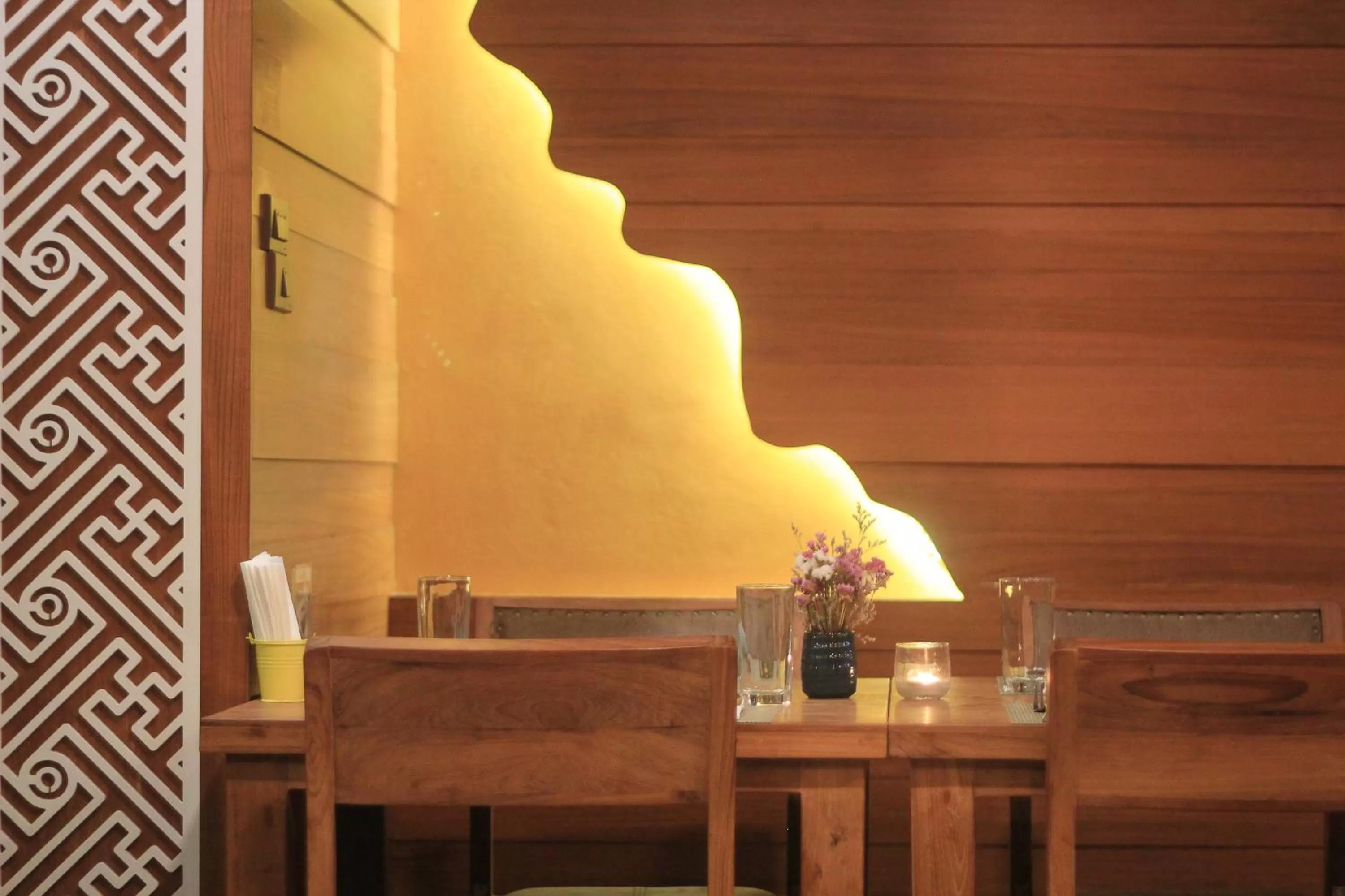 Restaurant/places to eat in Cmor Nimman by Recall Hotels