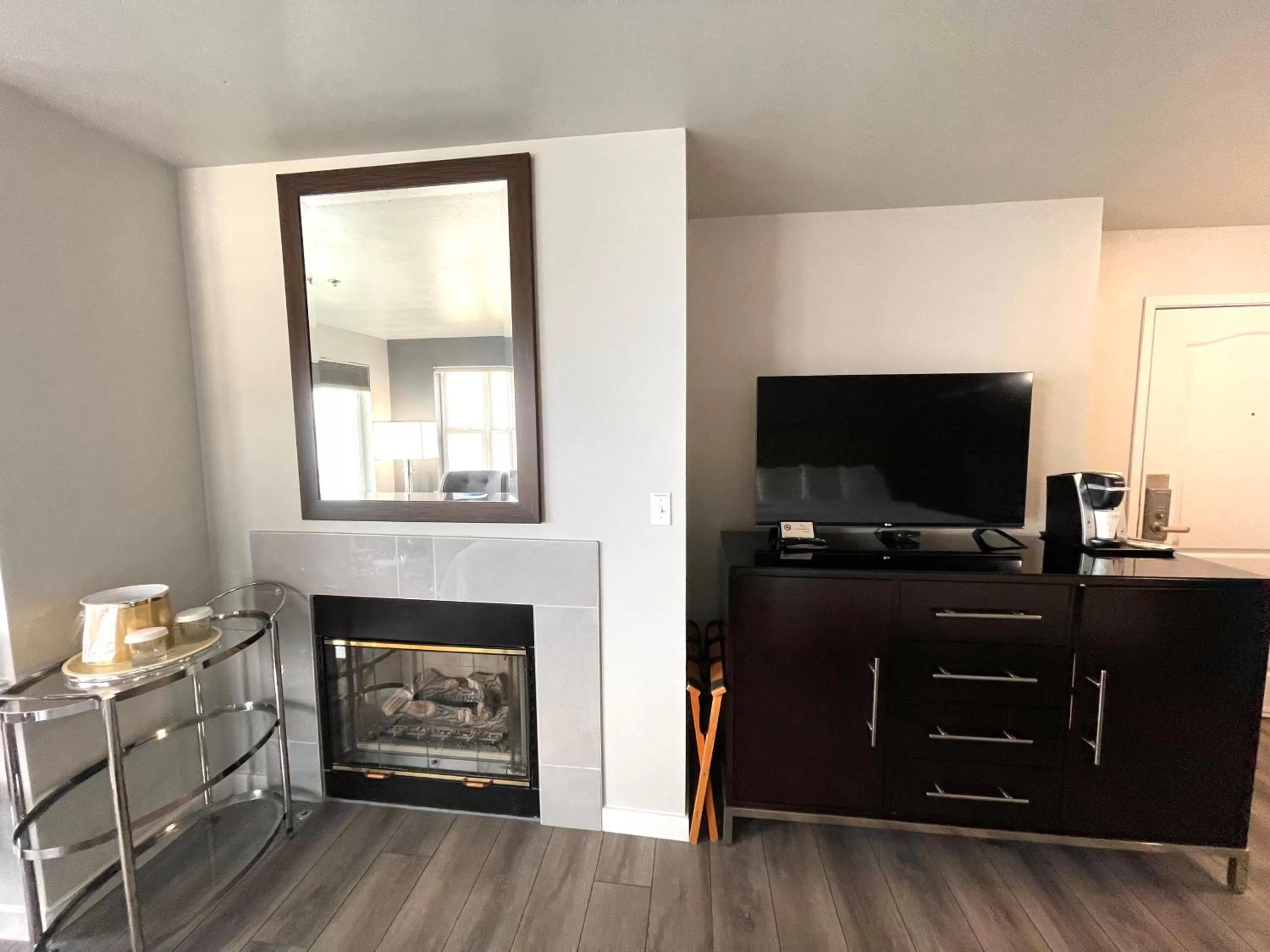 TV and multimedia in Tides Inn & Suites