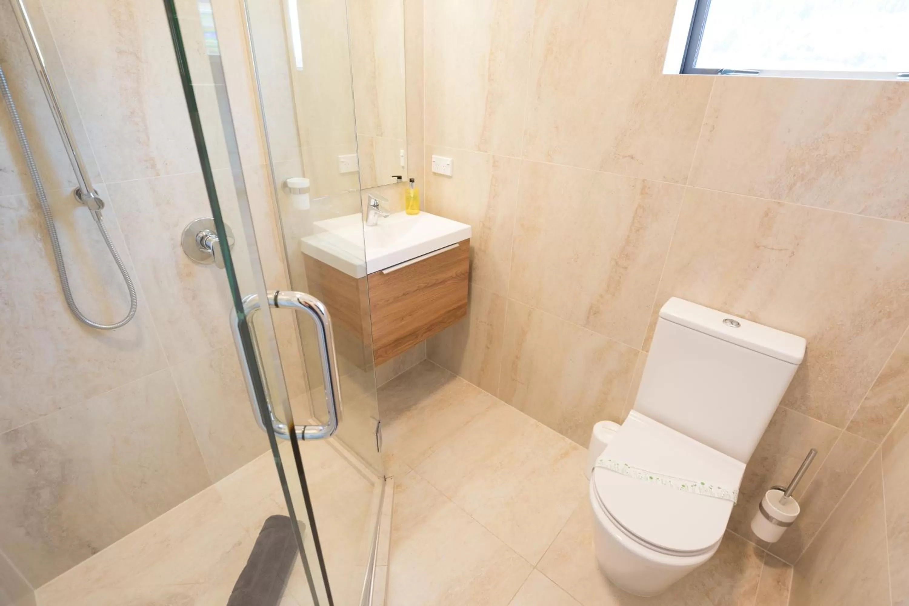 Shower in Lomond Lodge Motel & Apartments