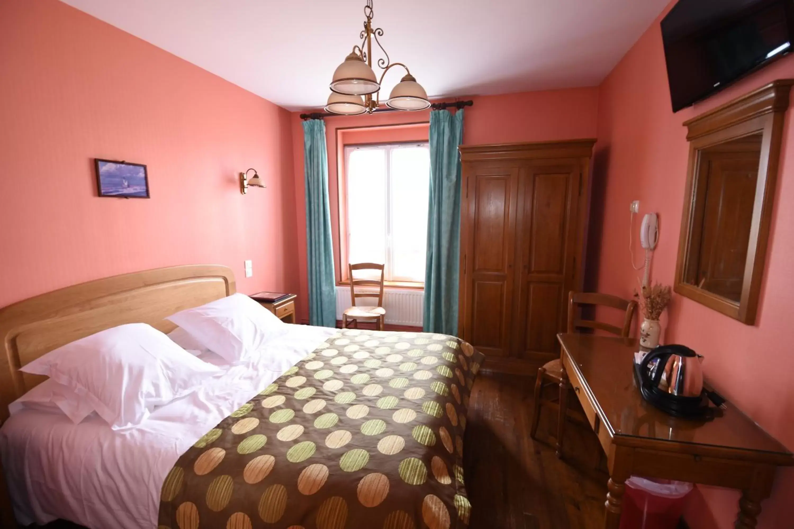 Standard Double Room in Hôtel De Calais Standard Double Room in Hôtel De Calais