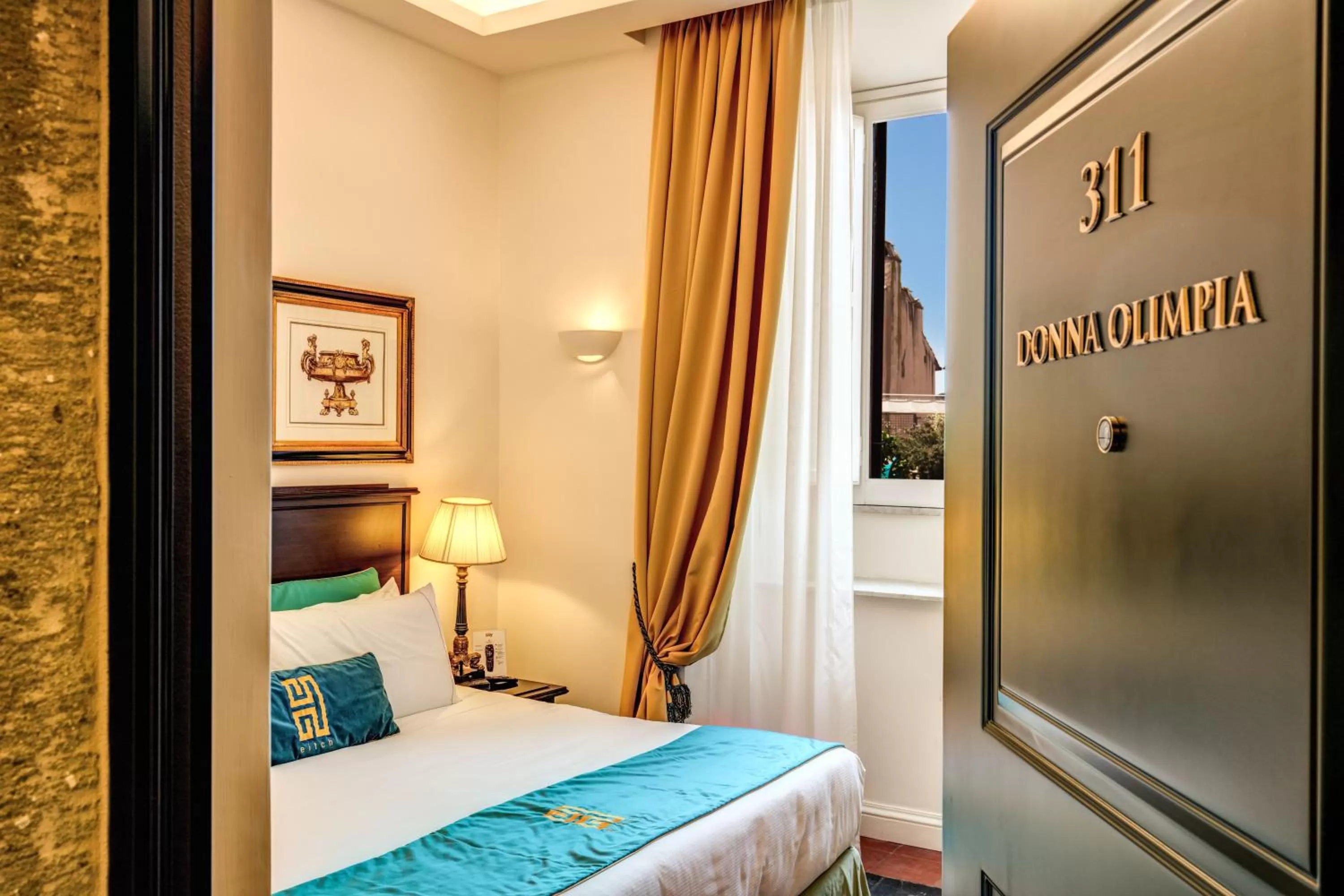 Photo of the whole room, Bed in Eitch Borromini Palazzo Pamphilj