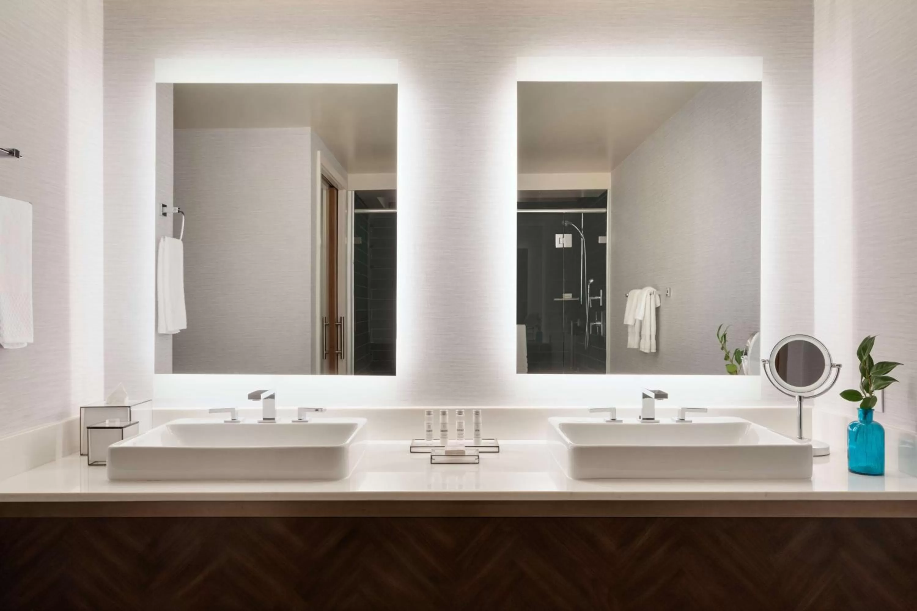 Toilet in Carte Hotel San Diego Downtown, Curio Collection By Hilton