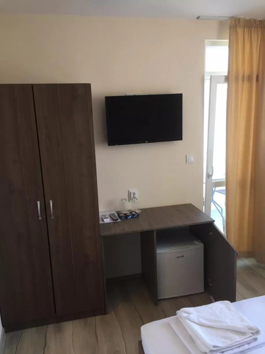 TV/Entertainment Center in Family Hotel Malibu