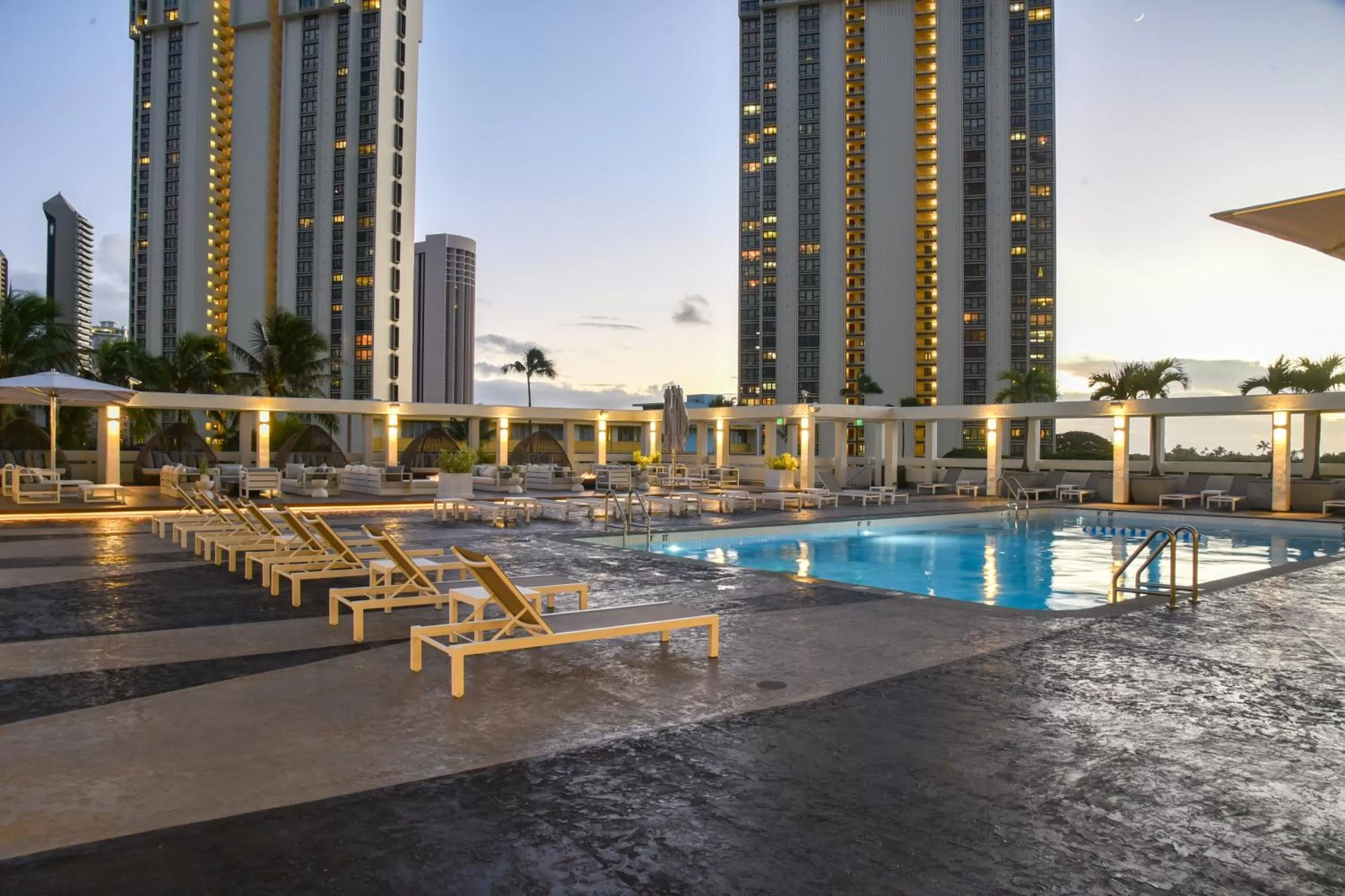 Swimming pool in Ala Moana Honolulu by Mantra