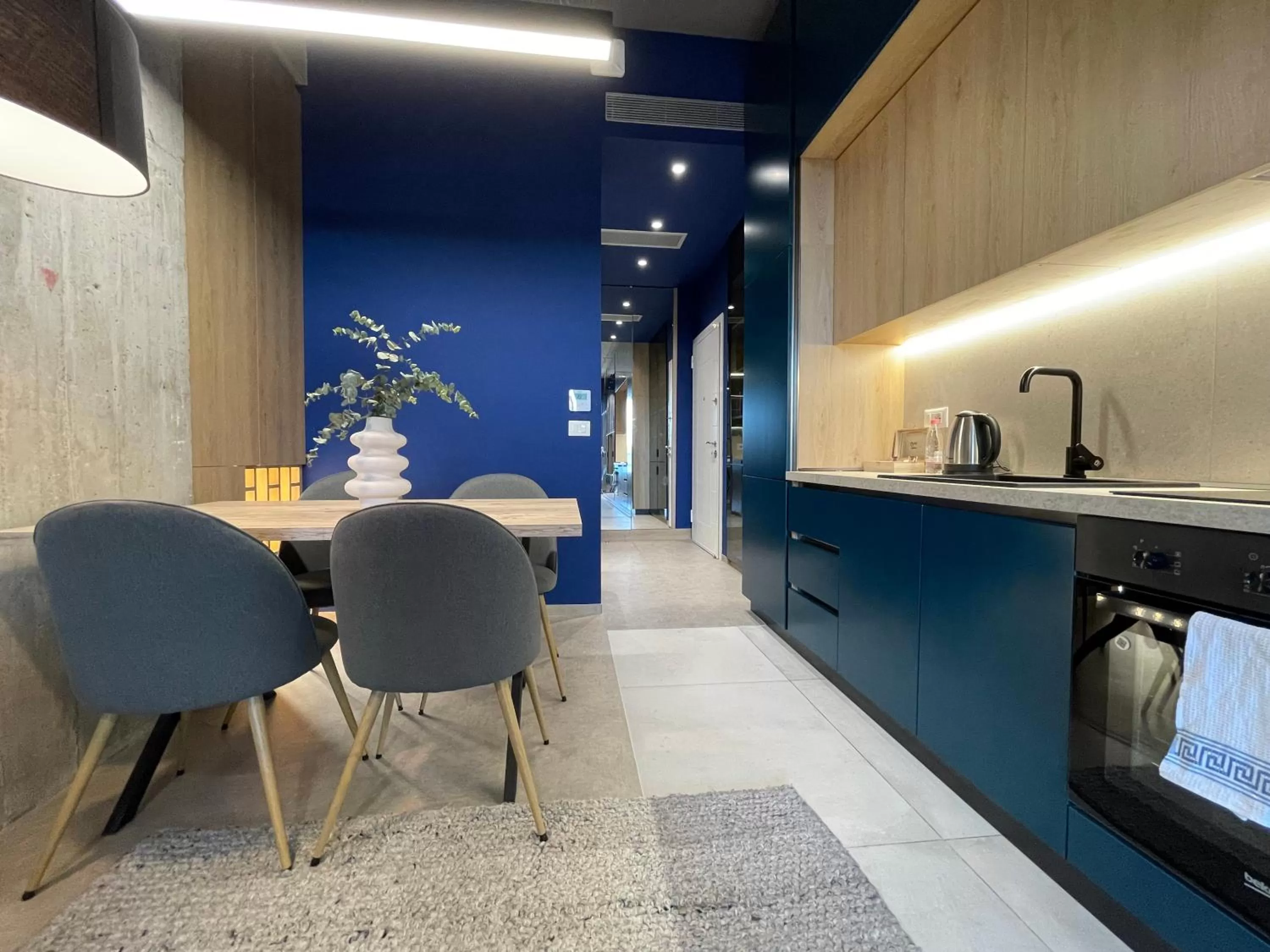 Coffee/tea facilities, Kitchen/Kitchenette in Ambassador Skyline Apartments