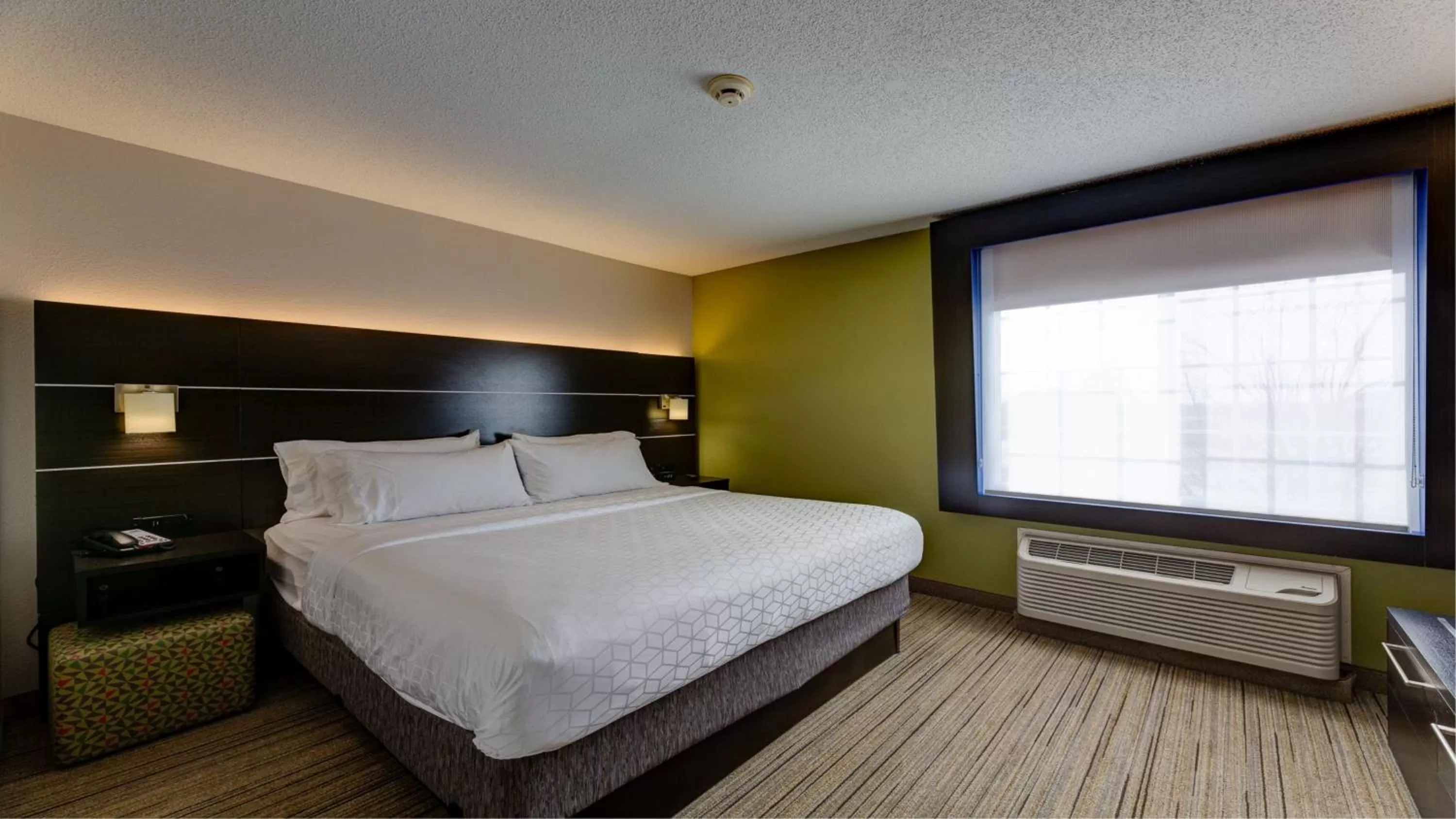 Photo of the whole room, Bed in Holiday Inn Express & Suites Ashtabula-Geneva by IHG