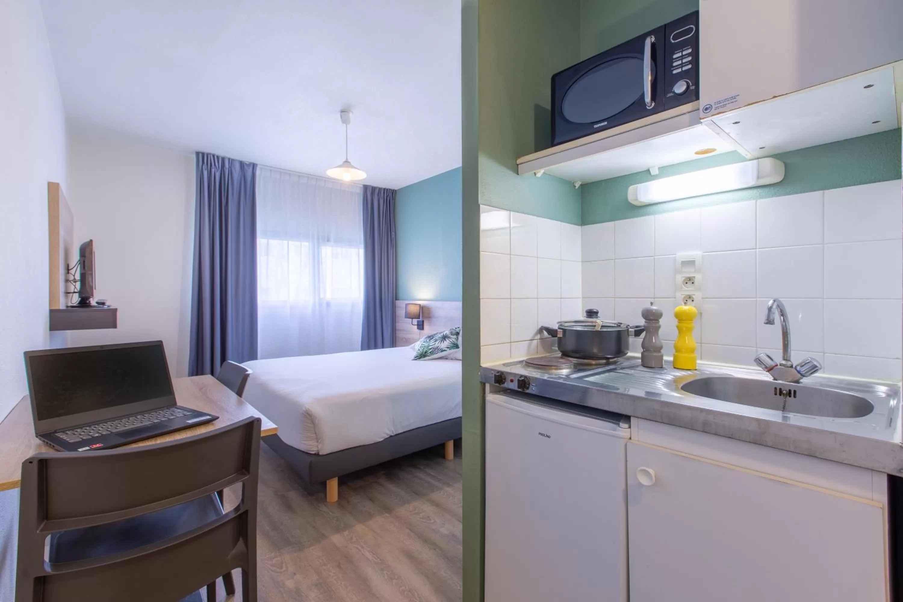 Kitchen or kitchenette, Bed in Comfort Aparthotel Le Mans