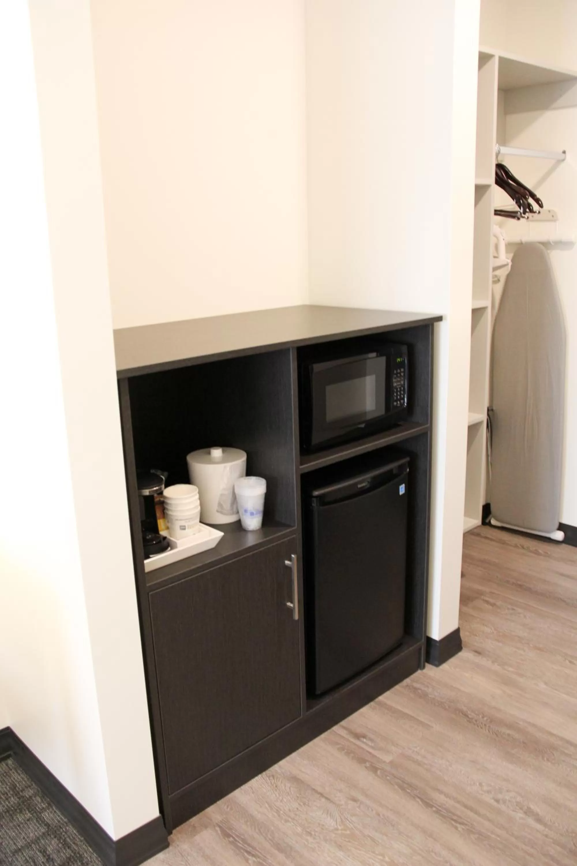 Coffee/tea facilities in Best Western Plus Winkler