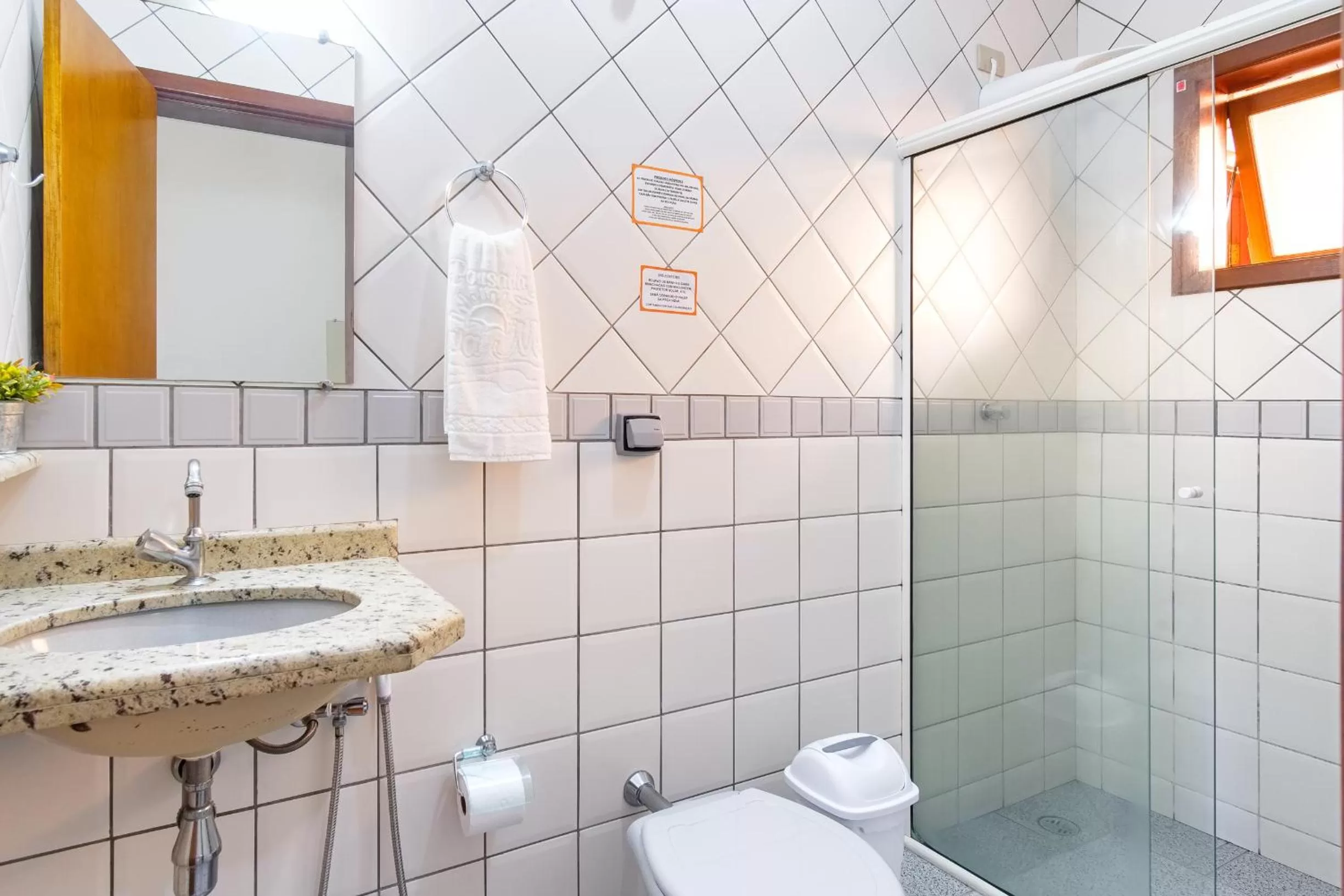 Shower, Bathroom in Pousada Vivamar