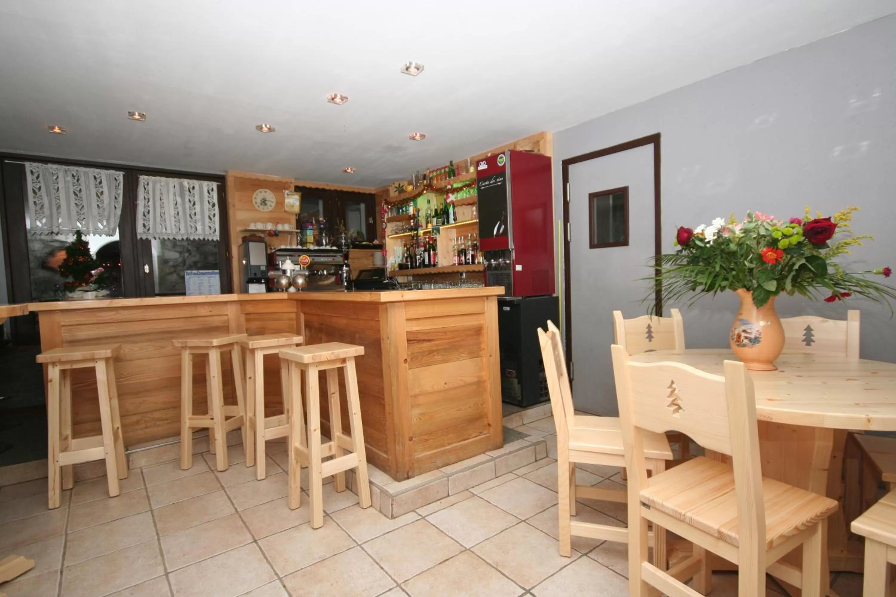 Lounge or bar in Hôtel l'Edelweiss