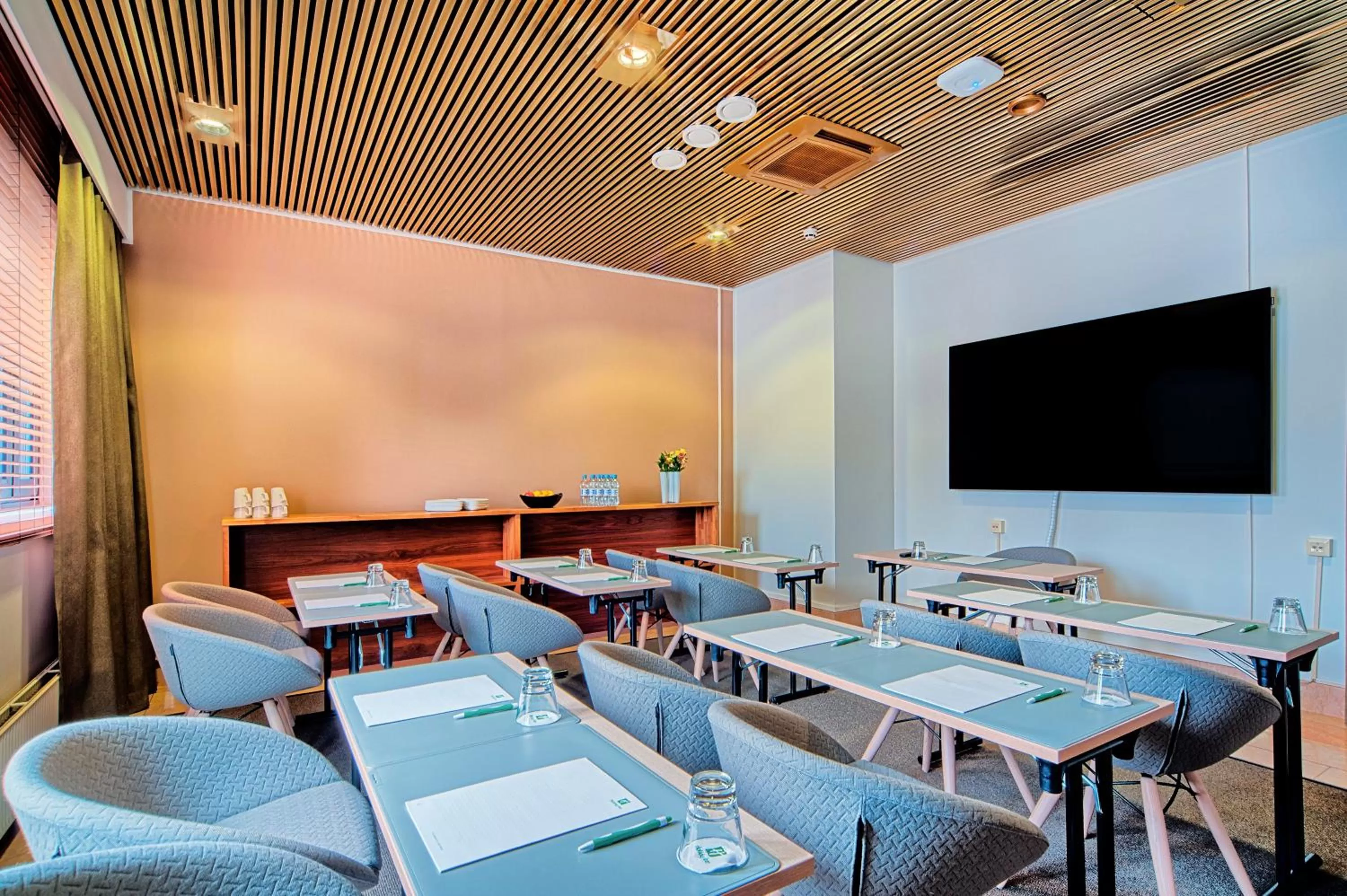 Meeting/conference room in Holiday Inn Helsinki-Vantaa Airport by IHG