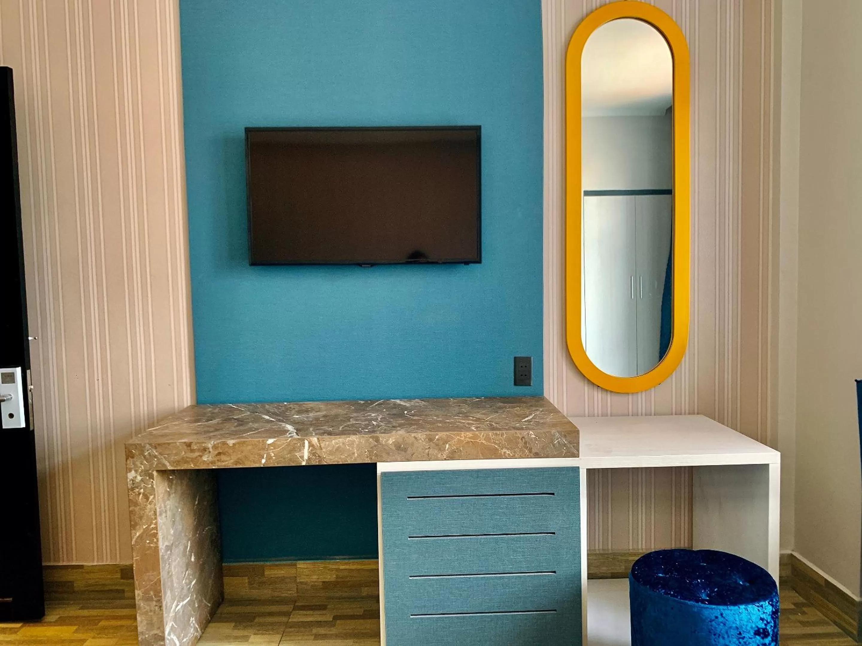 Communal lounge/ TV room, TV/Entertainment Center in LION HOTEL