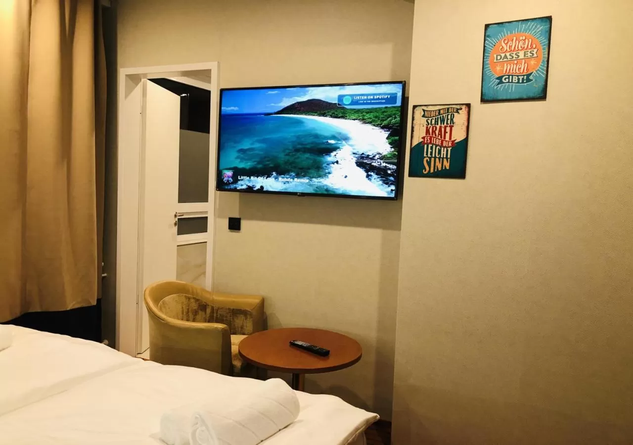 TV and multimedia, Bed in Elbgalerie Hotel