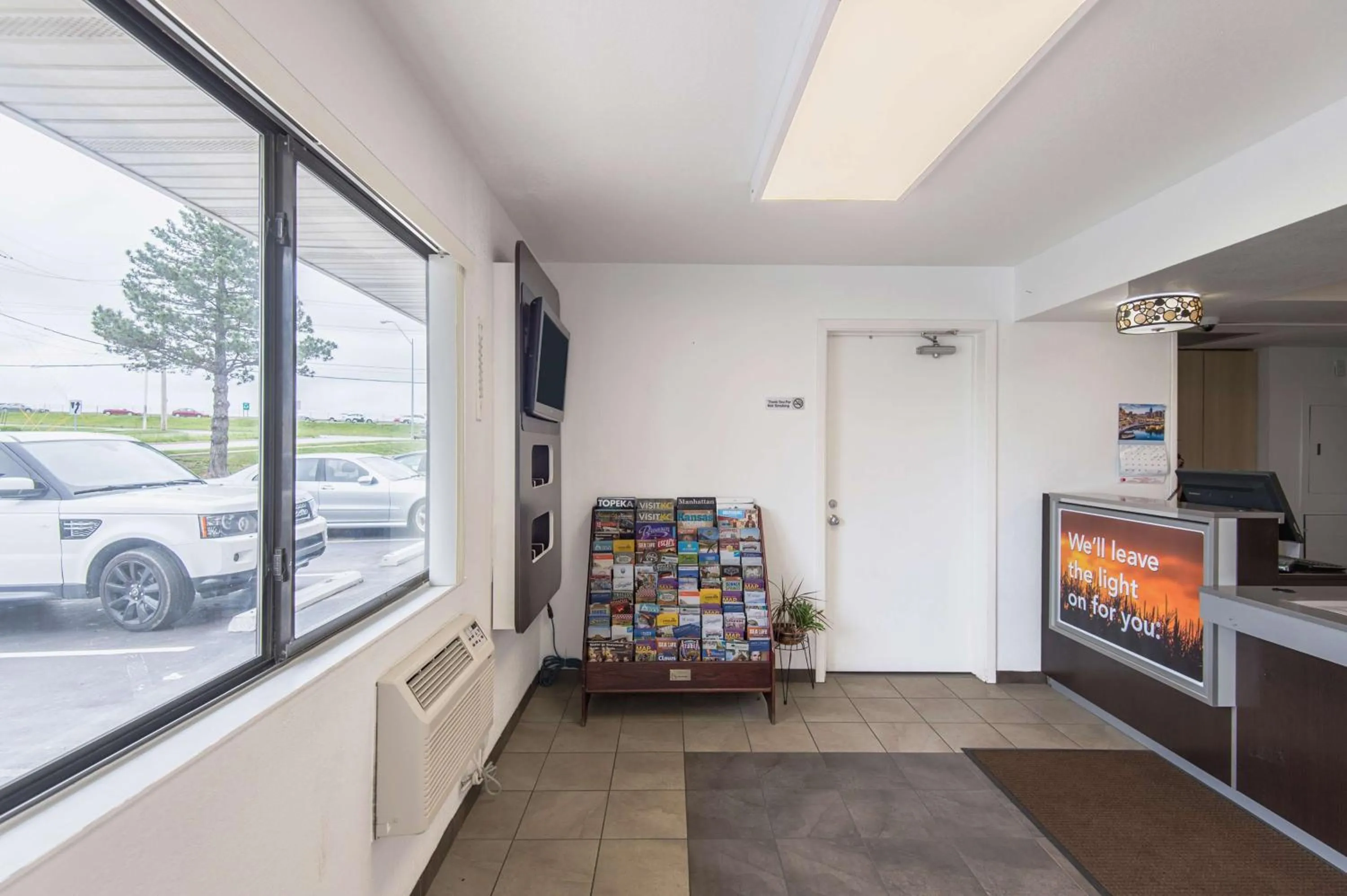 Lobby or reception in Motel 6 Kansas City, MO - Airport