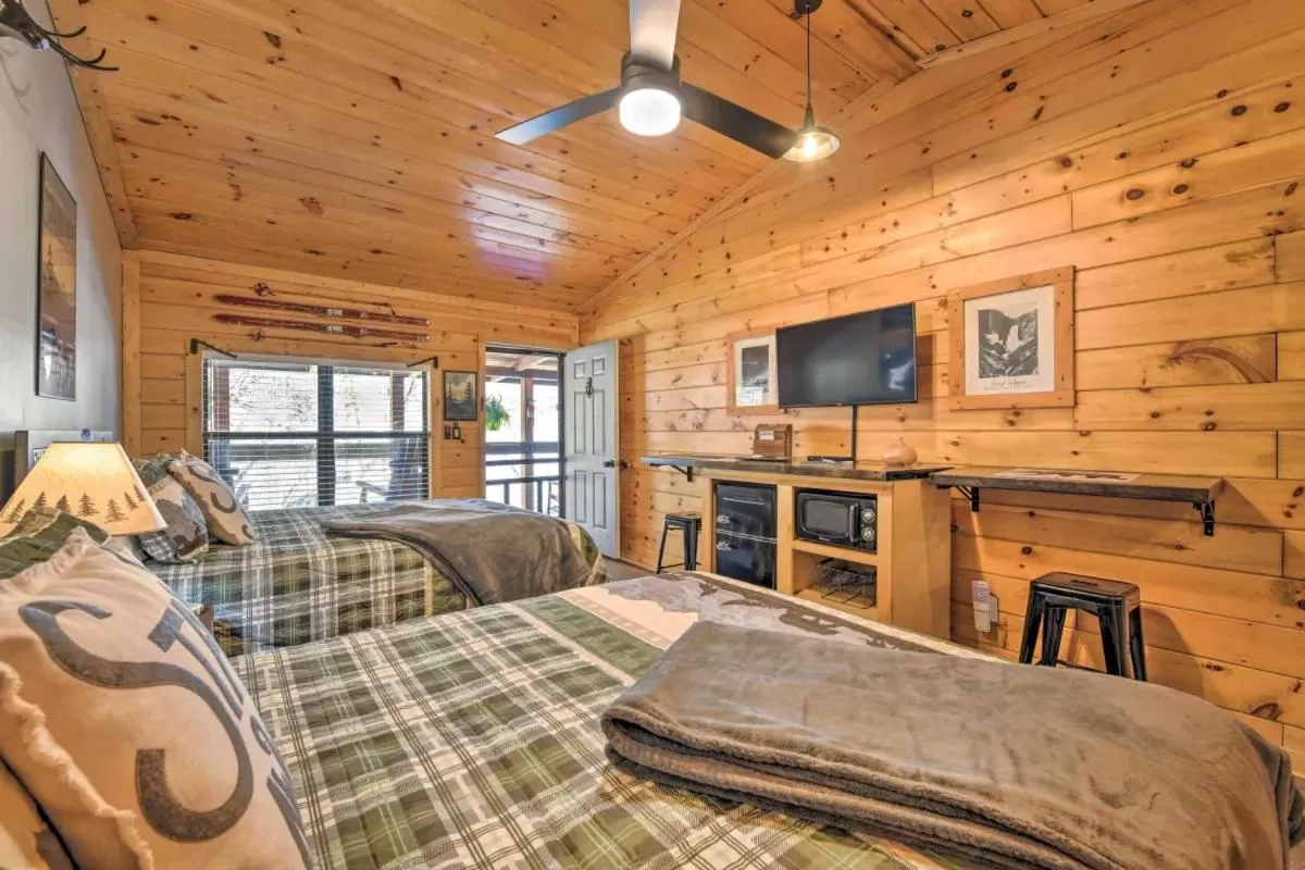 Bed in The Lodge Nantahala River