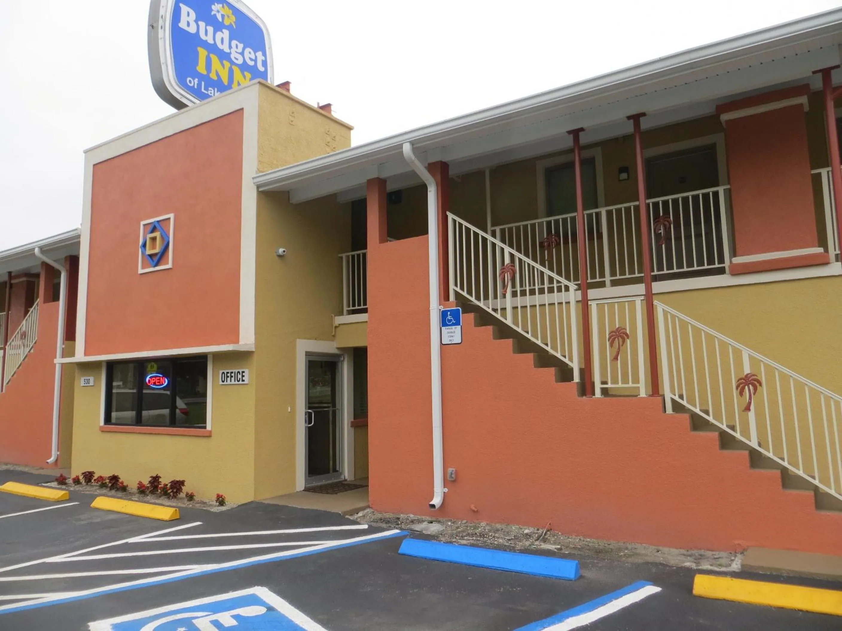 Facade/entrance in Budget Inn Lake Wales