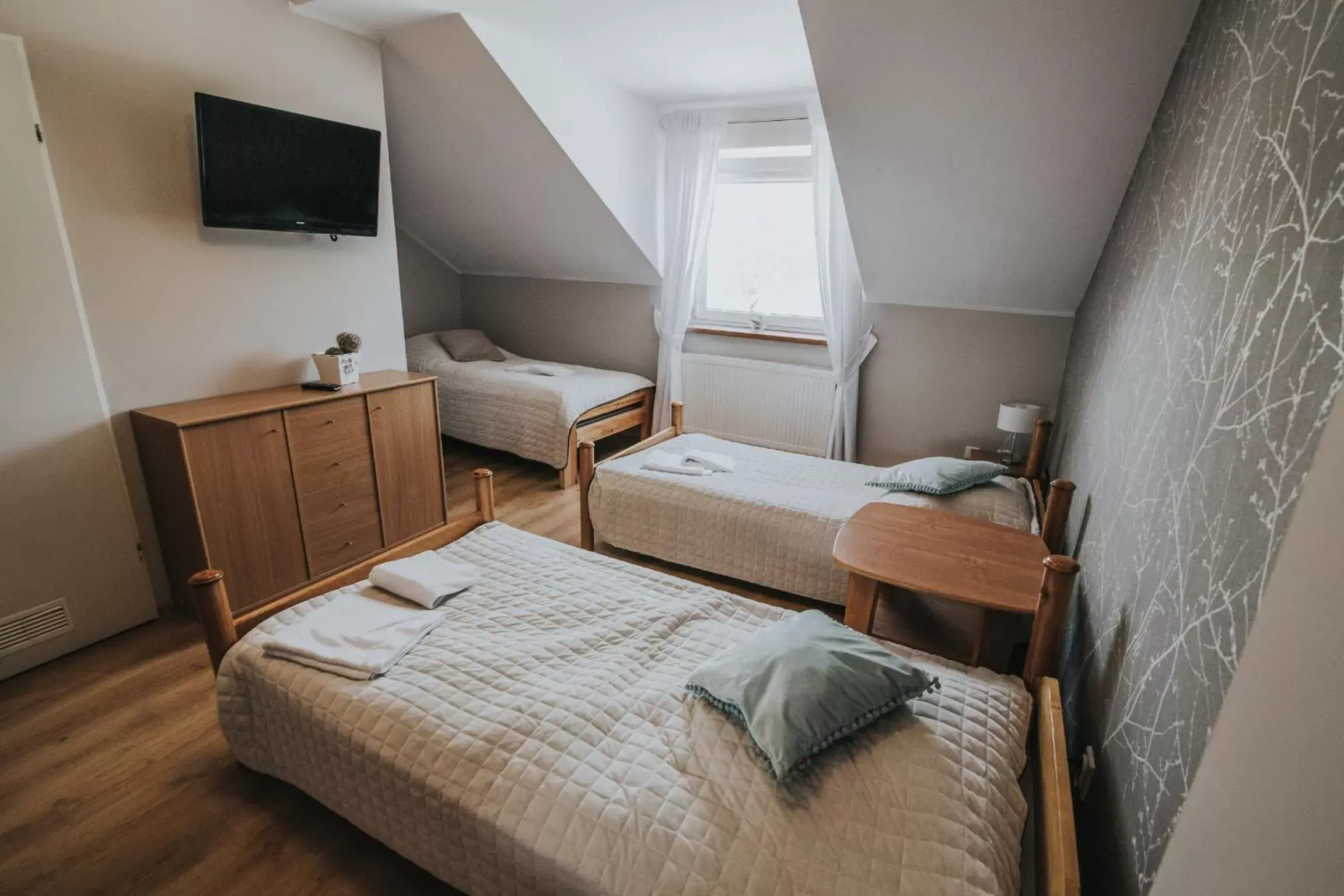 Comfort Triple Room with Shower in GOŚCINIEC ZACISZE - pokoje & restauracja blisko A2 Dąbie - Uniejów Comfort Triple Room with Shower in GOŚCINIEC ZACISZE - pokoje & restauracja blisko A2 Dąbie - Uniejów