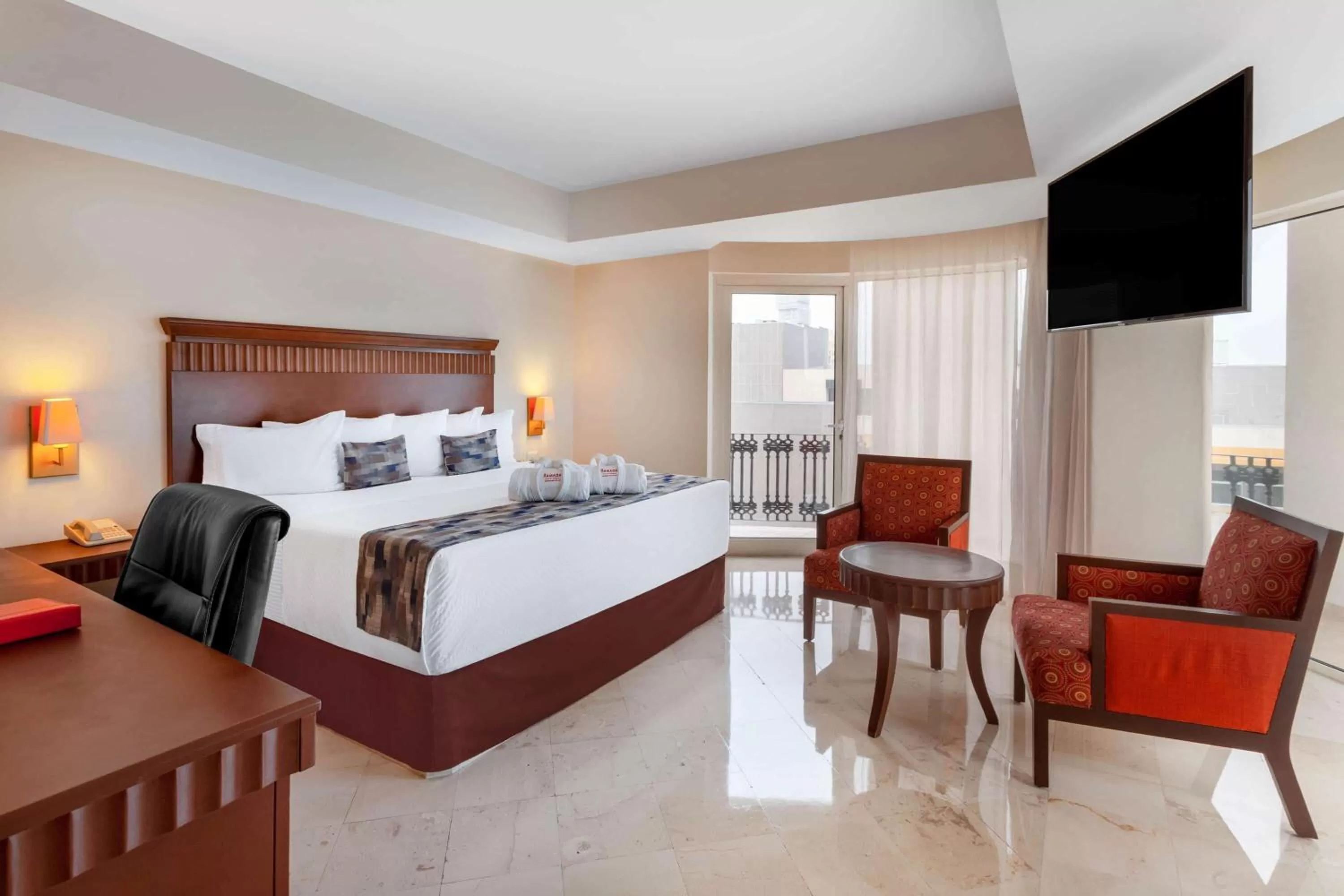 Photo of the whole room, Bed in Ramada Plaza by Wyndham Veracruz Boca del Rio