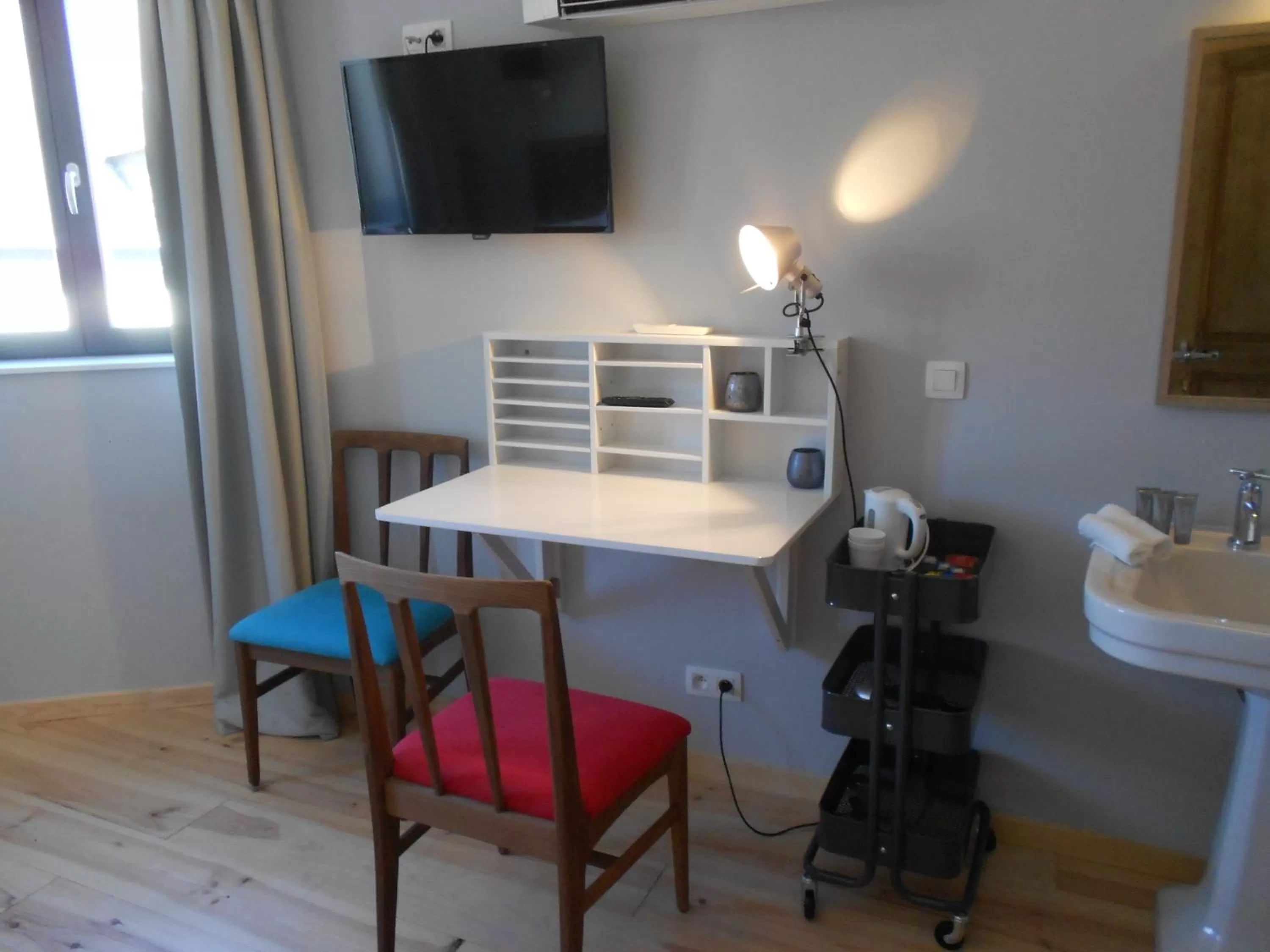 Coffee/tea facilities, Lounge/Bar in BnB City