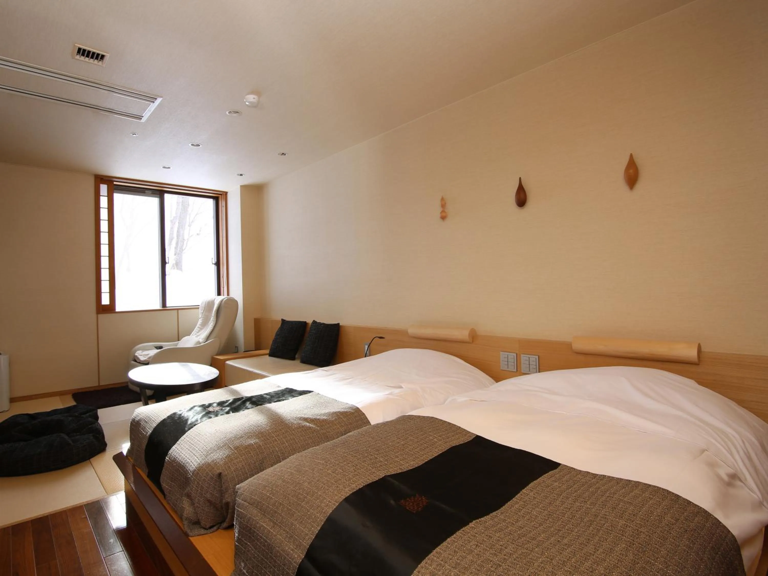 Photo of the whole room, Bed in Niseko Konbu Onsen Tsuruga Moku-no-sho