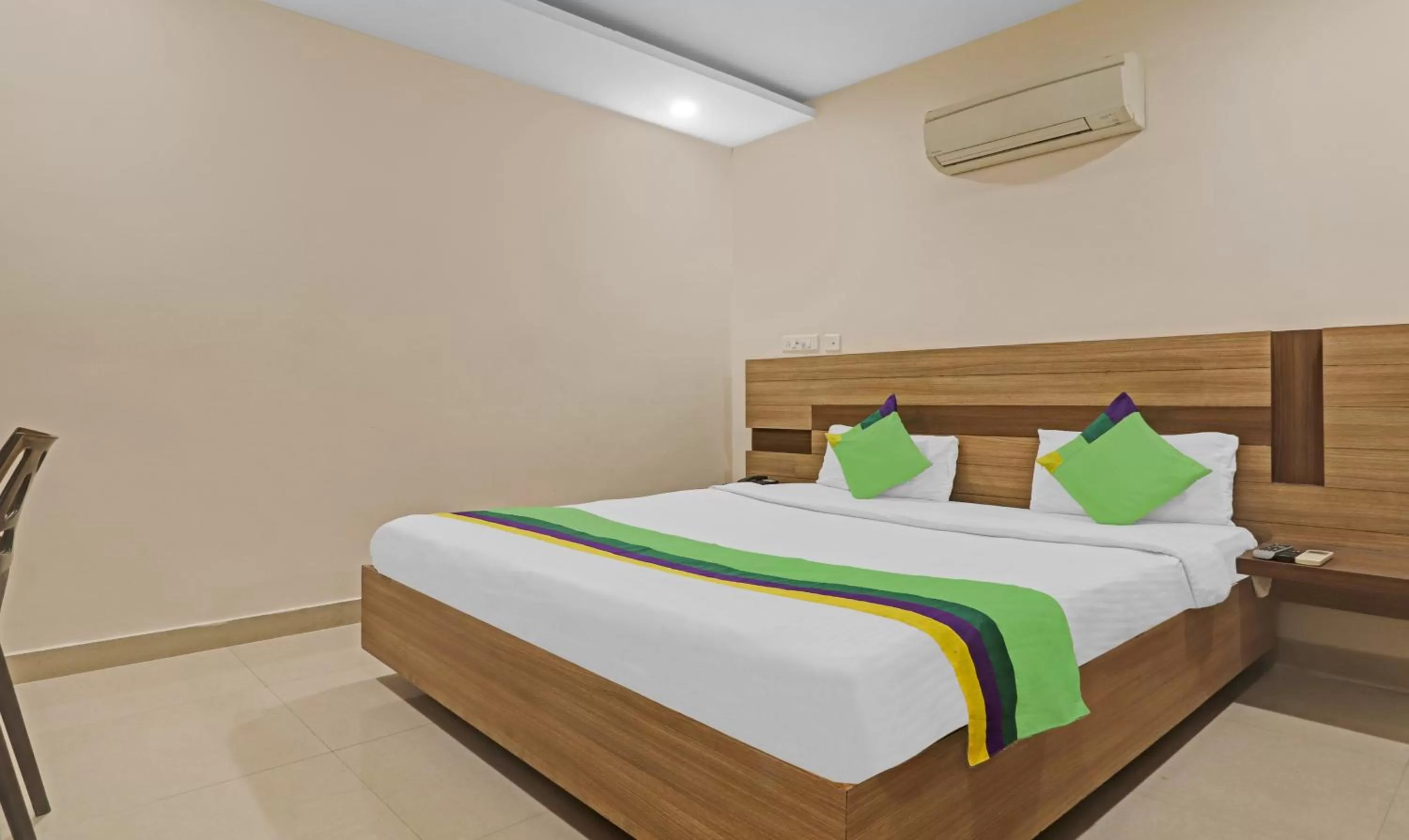 Bedroom, Bed in Treebo Pride Inn Botanica