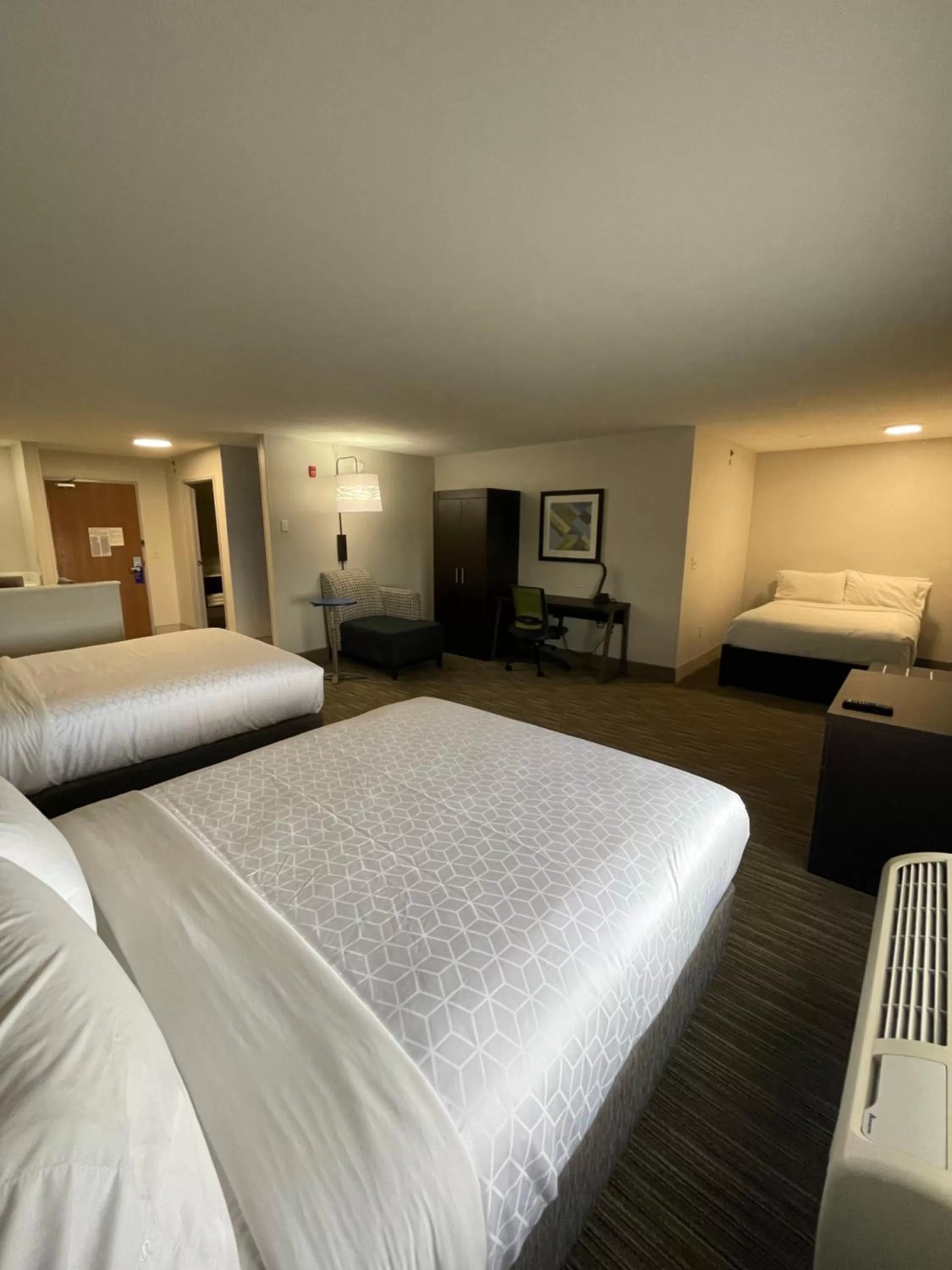 Bed in Holiday Inn Express Hotel & Suites Las Vegas NM by IHG