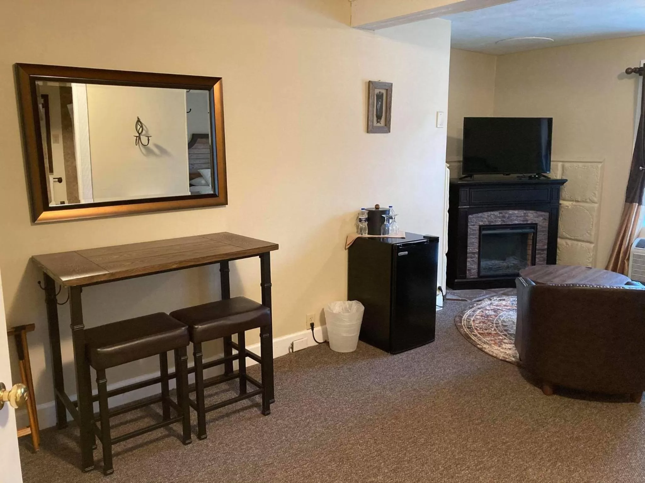 TV/Entertainment Center in Hotel Frankfort & Restaurant