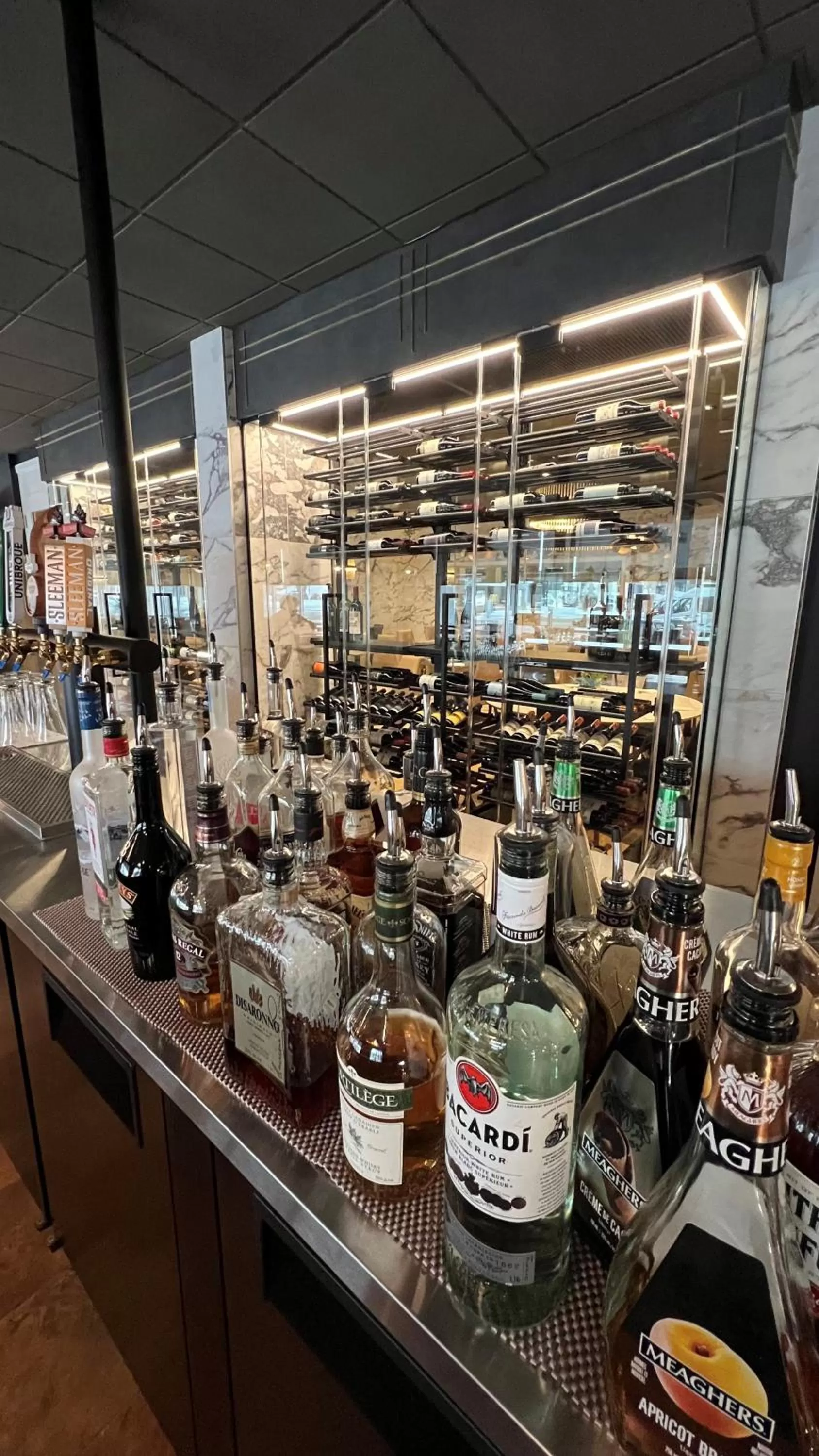 Lounge or bar in Hotel & Suites Le Dauphin Drummondville