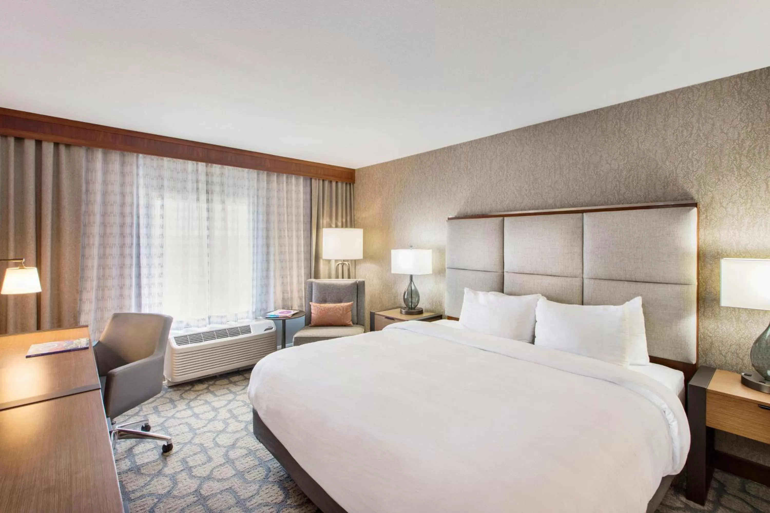 Bedroom, Bed in DoubleTree by Hilton San Antonio Northwest - La Cantera