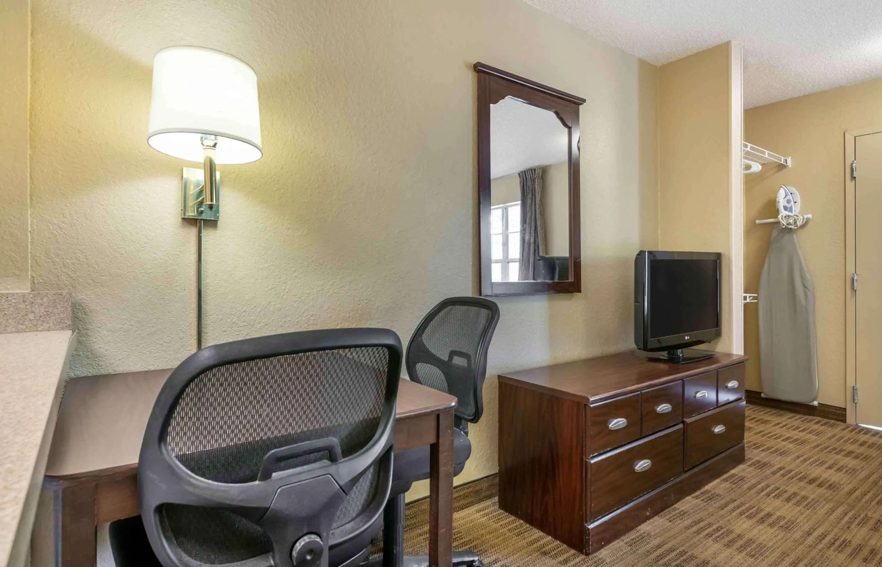 Bedroom in Extended Stay America Select Suites - Gainesville - I-75