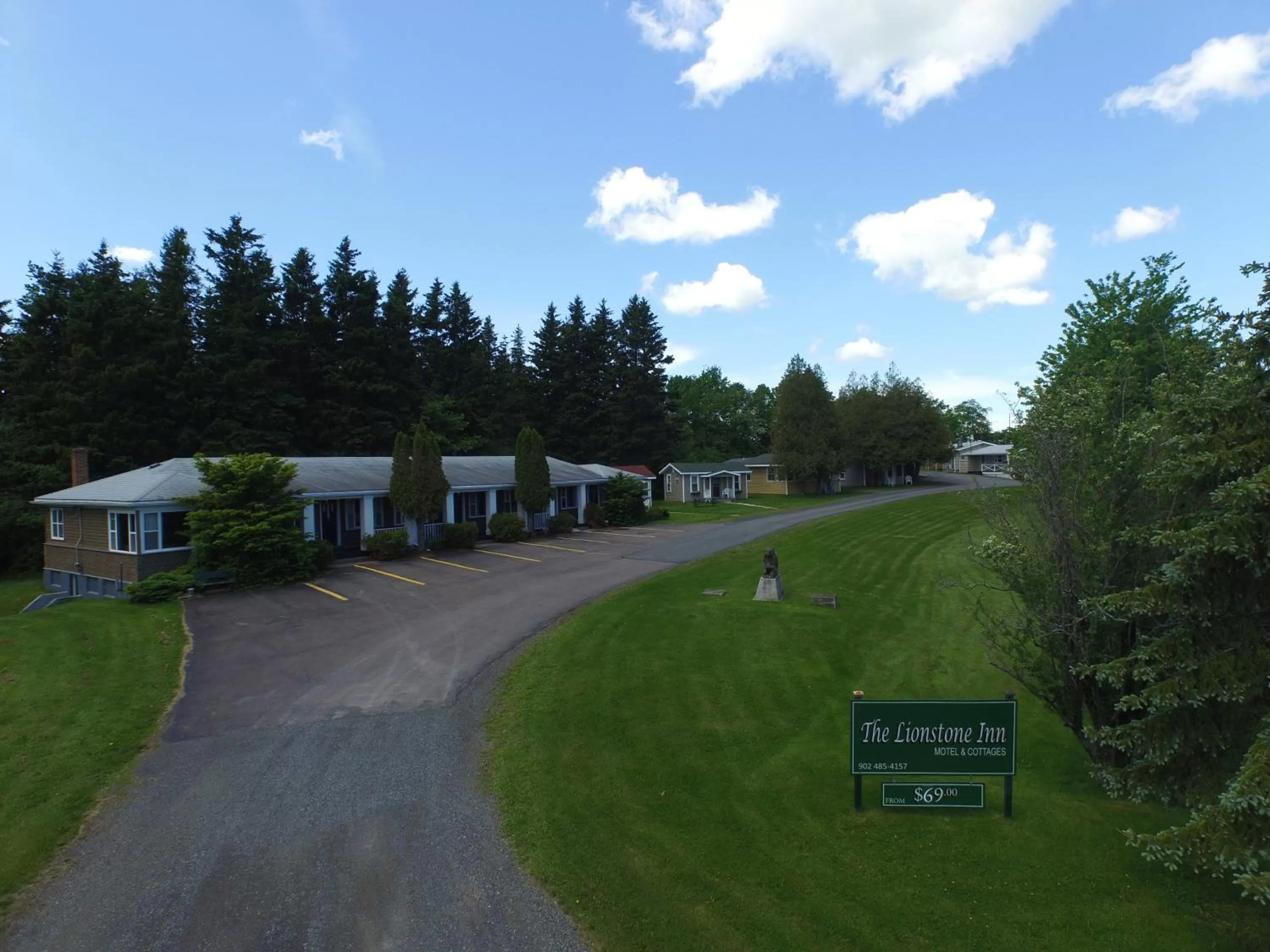 Facade/entrance in The Lionstone Inn Motel and Cottages