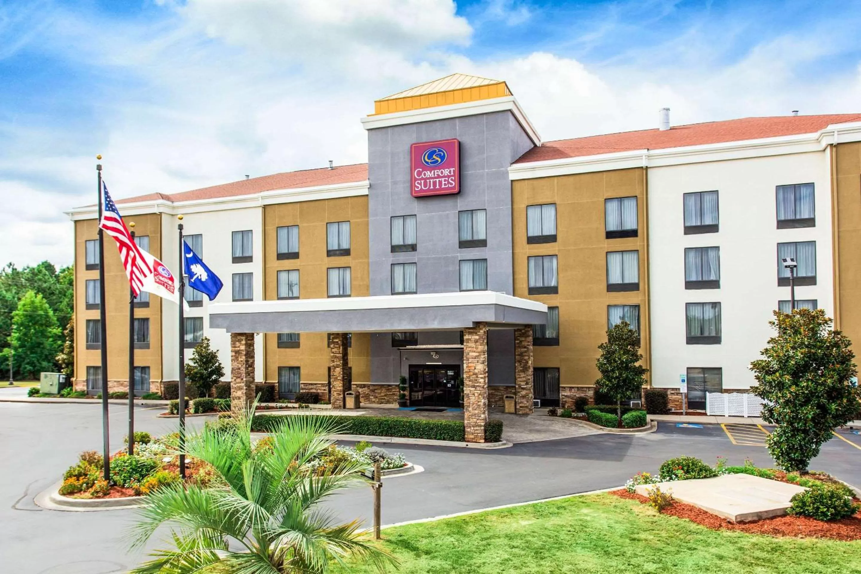 Property building in Comfort Suites Clinton near Presbyterian College