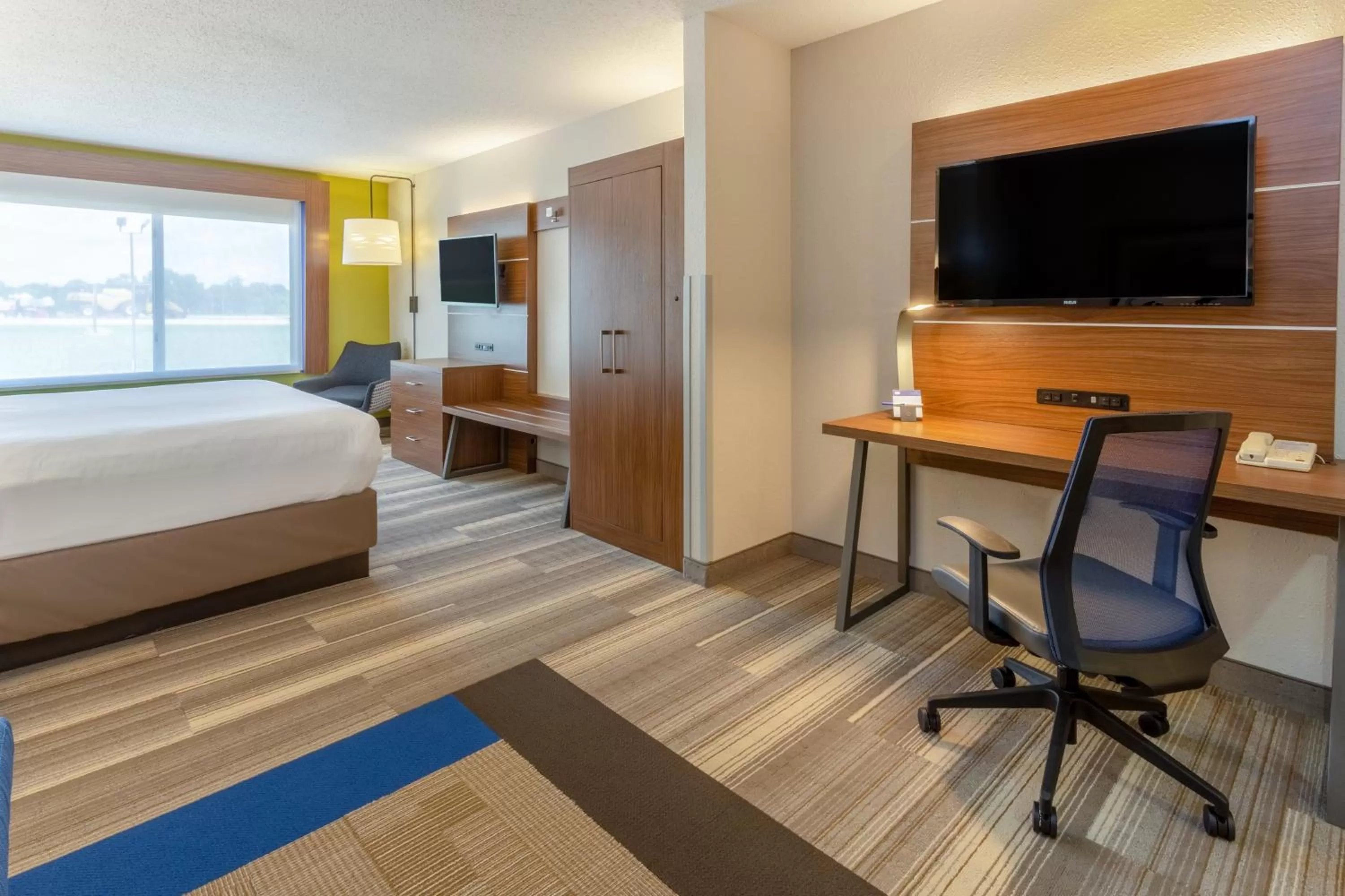 Photo of the whole room, Bed in Holiday Inn Express & Suites Vandalia by IHG