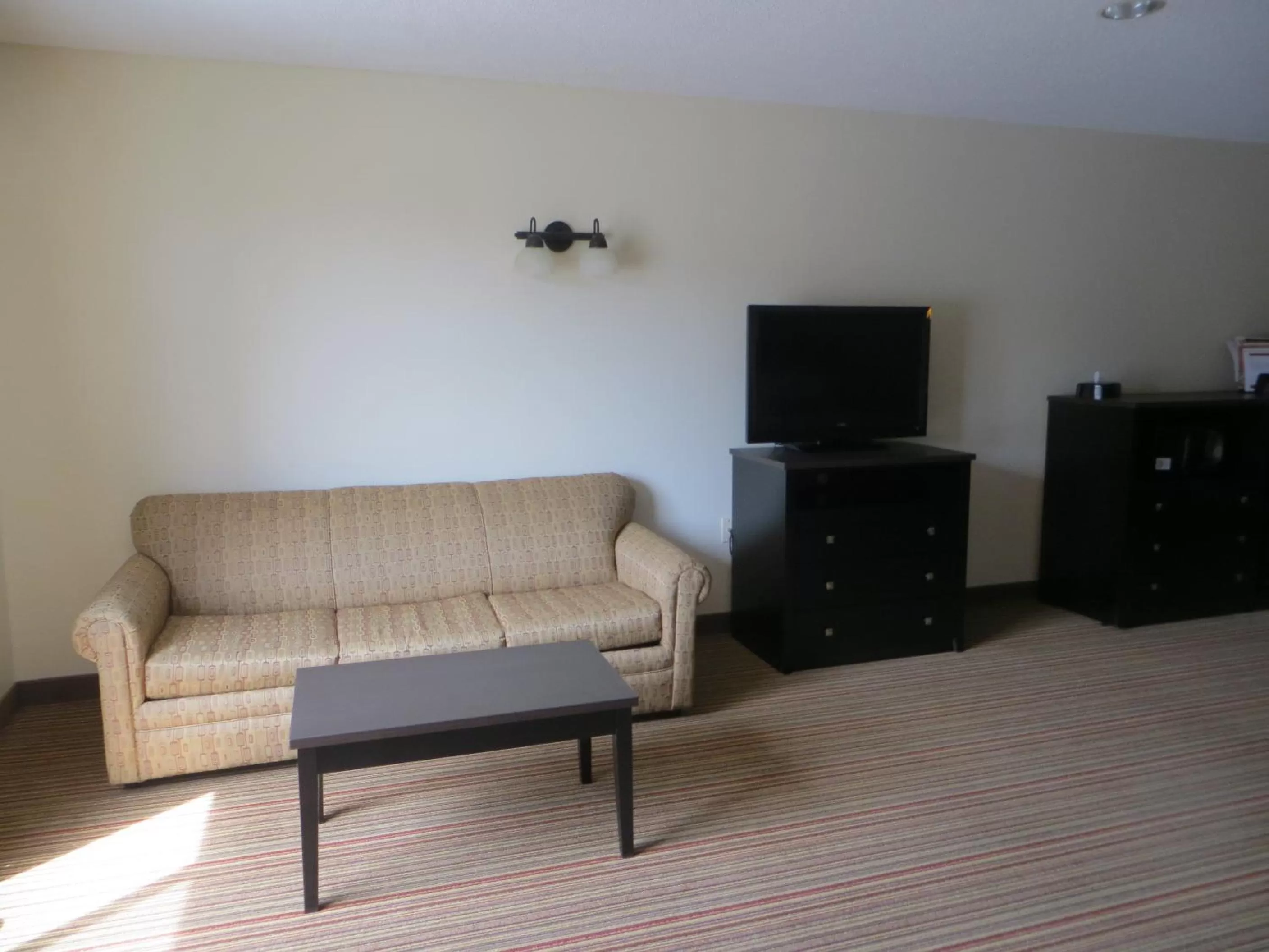 Seating area in Ramada by Wyndham Wisconsin Dells I-90