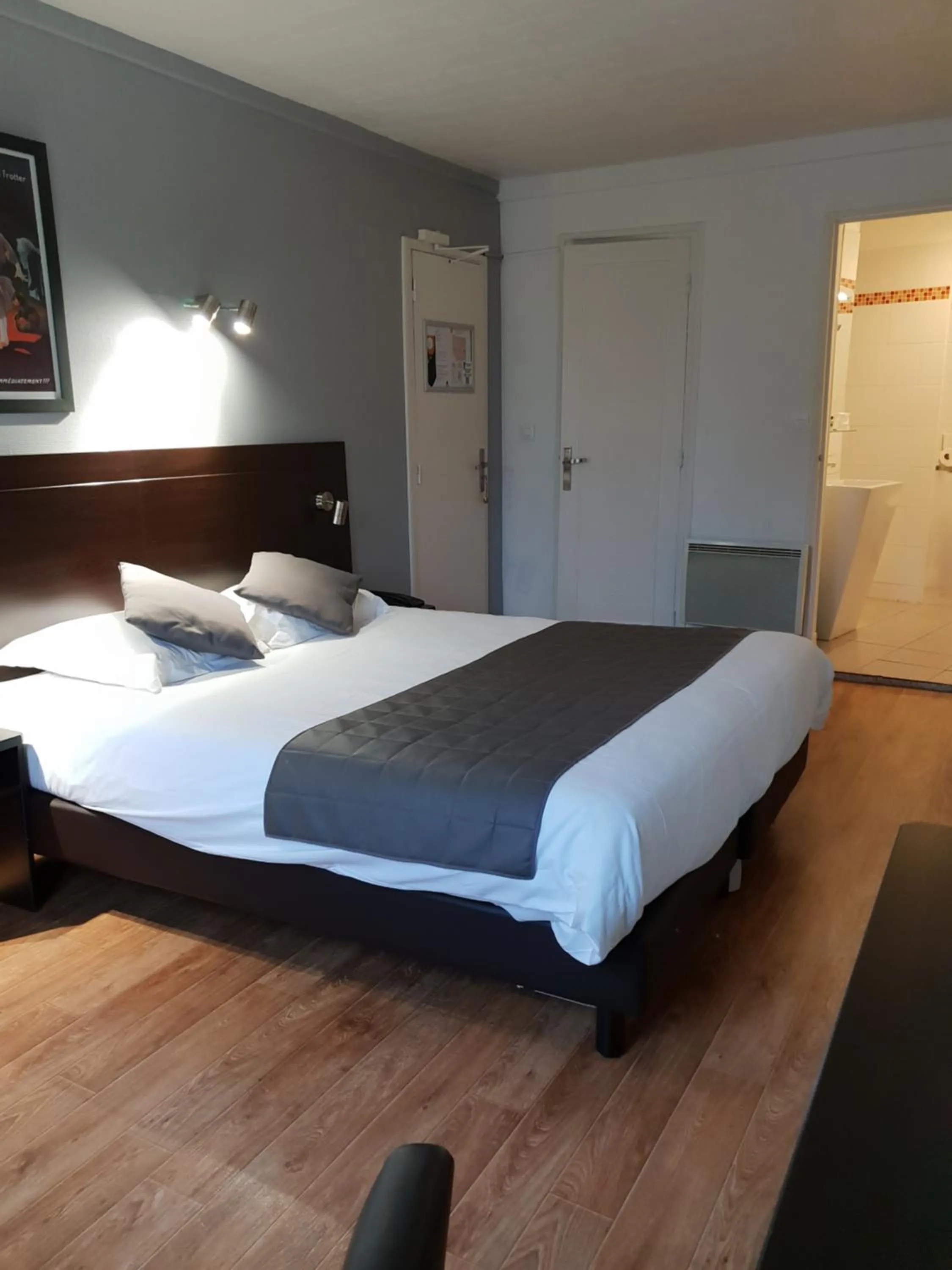 Photo of the whole room, Bed in Le Napoleon