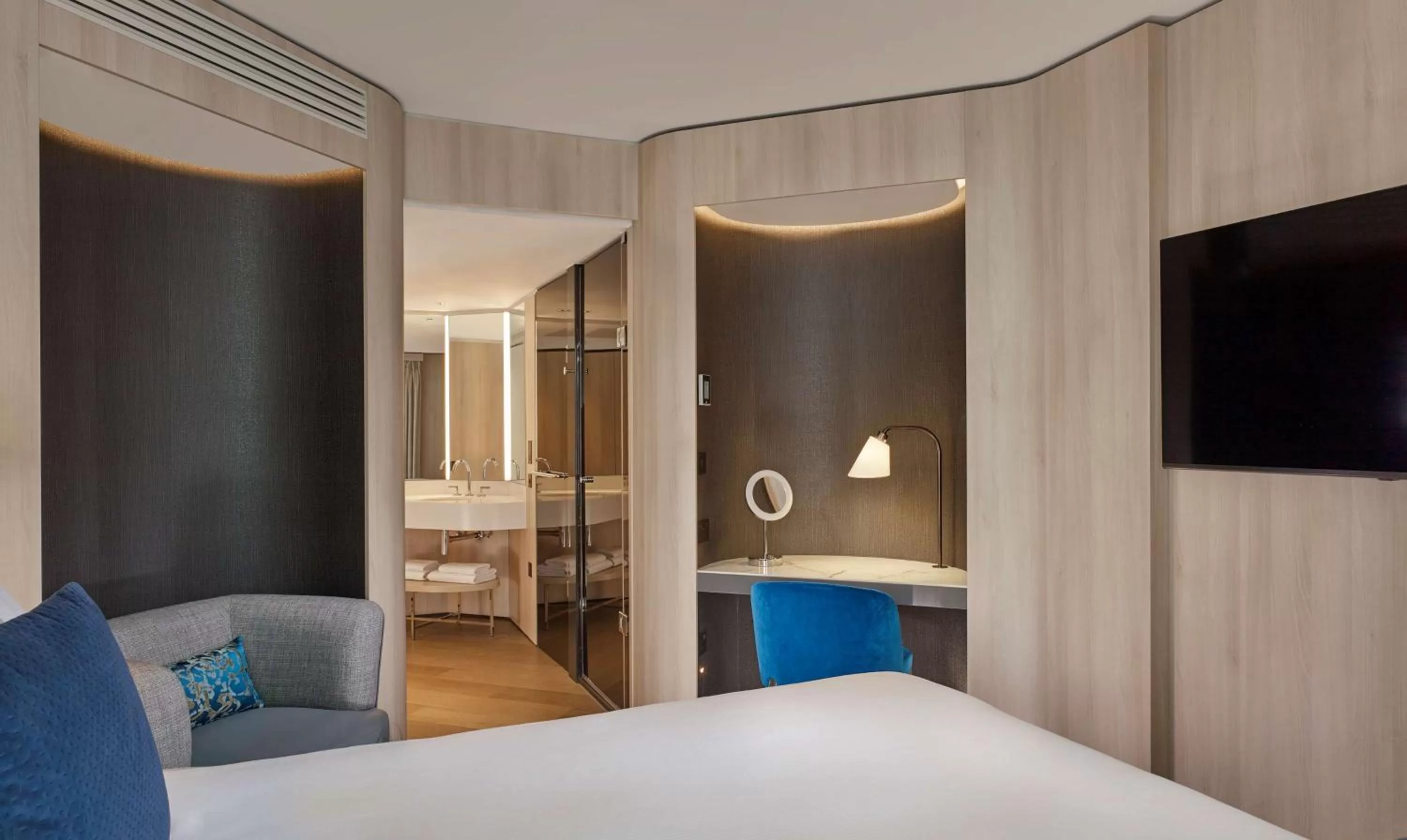 TV and multimedia, Bed in The Westminster London, Curio Collection by Hilton