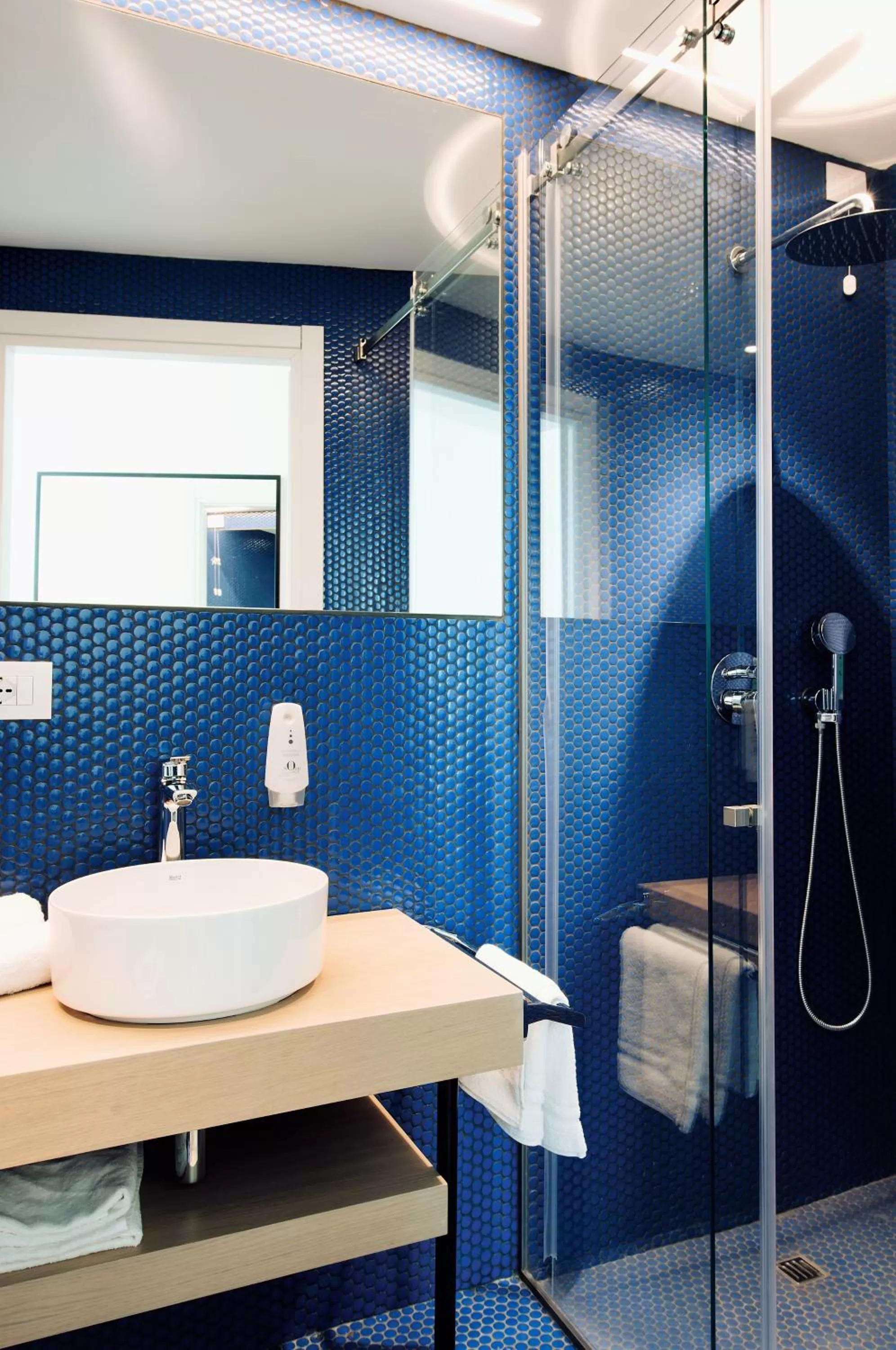 Shower in Air Rooms Rome Airport by HelloSky