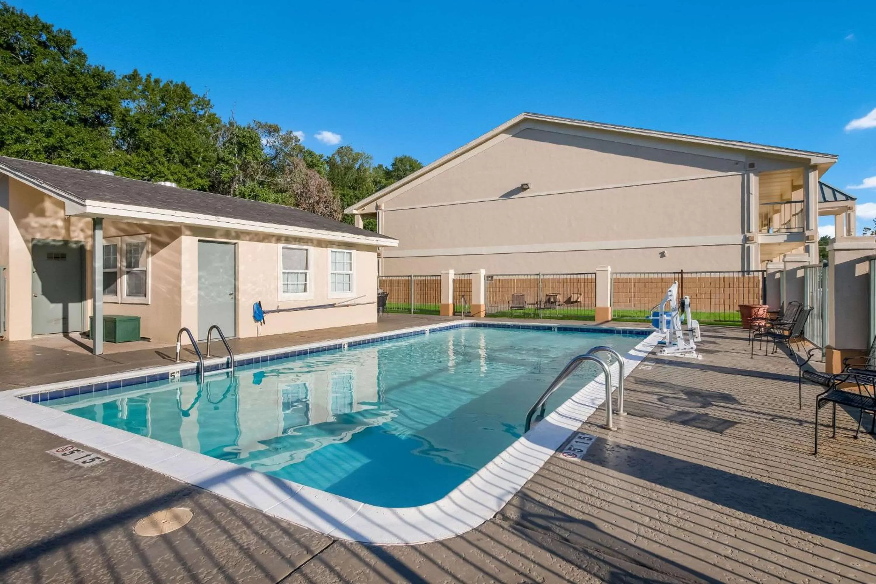Swimming pool in Quality Inn & Suites Lufkin