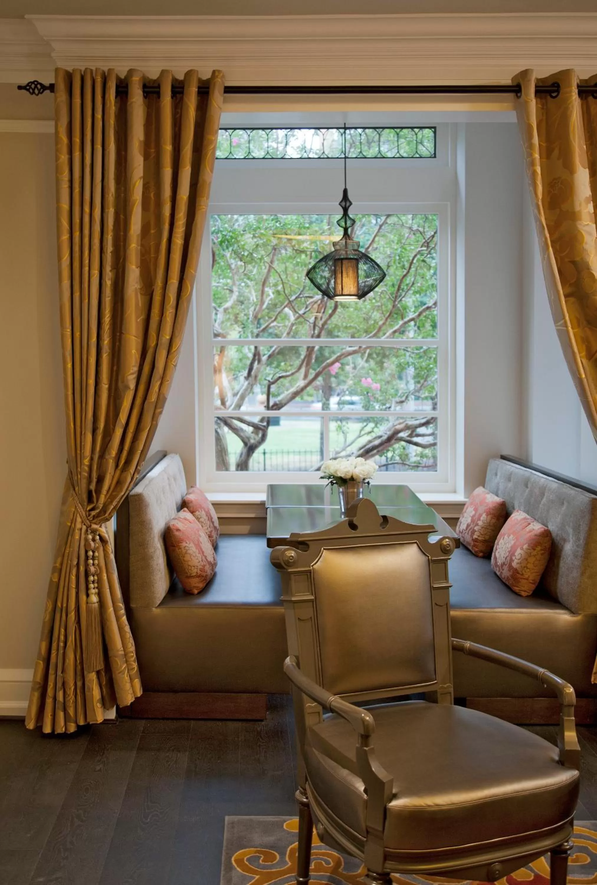 Library in Morrison Clark Inn Washington DC Convention Center