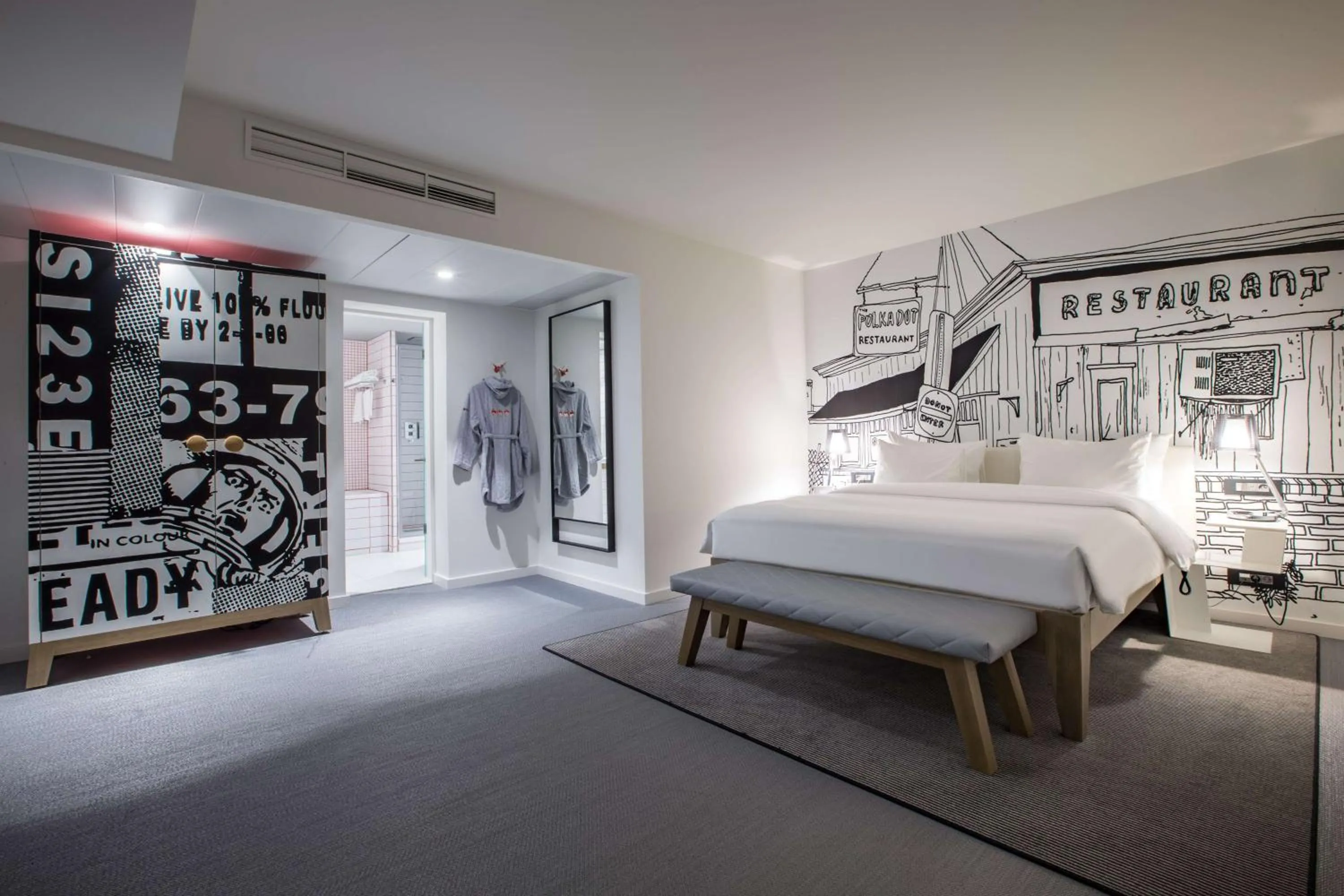 Photo of the whole room, Bed in Radisson RED Brussels