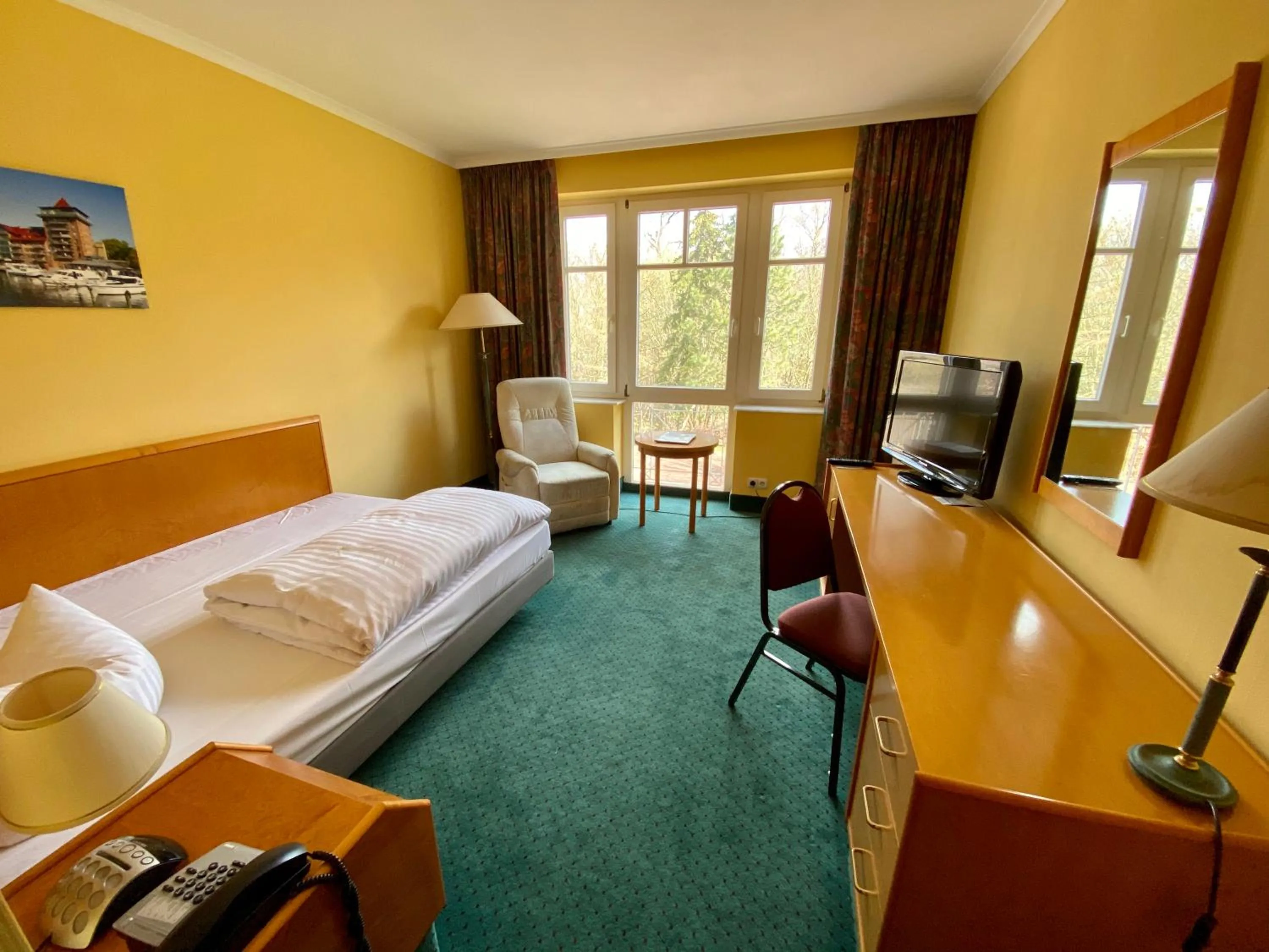 Photo of the whole room, Bed in Park Hotel Fasanerie Neustrelitz