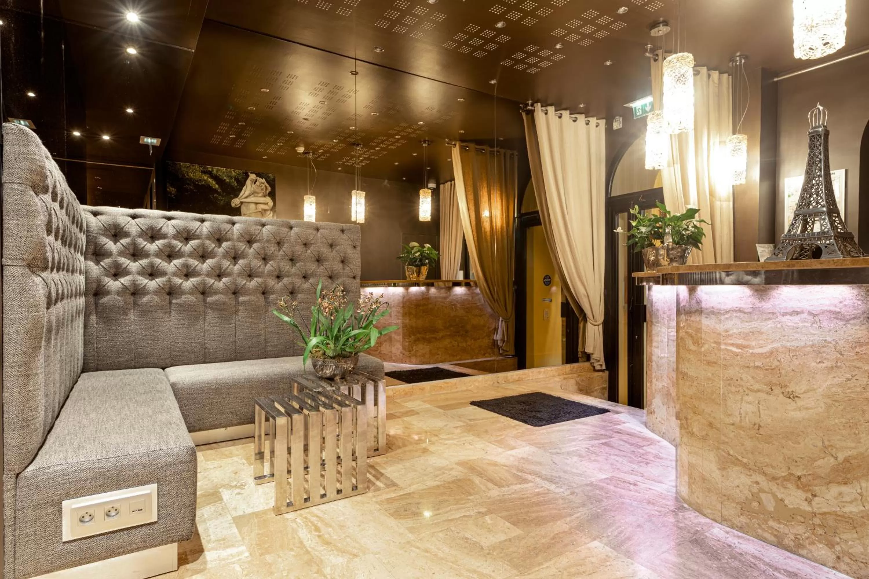 Lobby or reception in B Montmartre