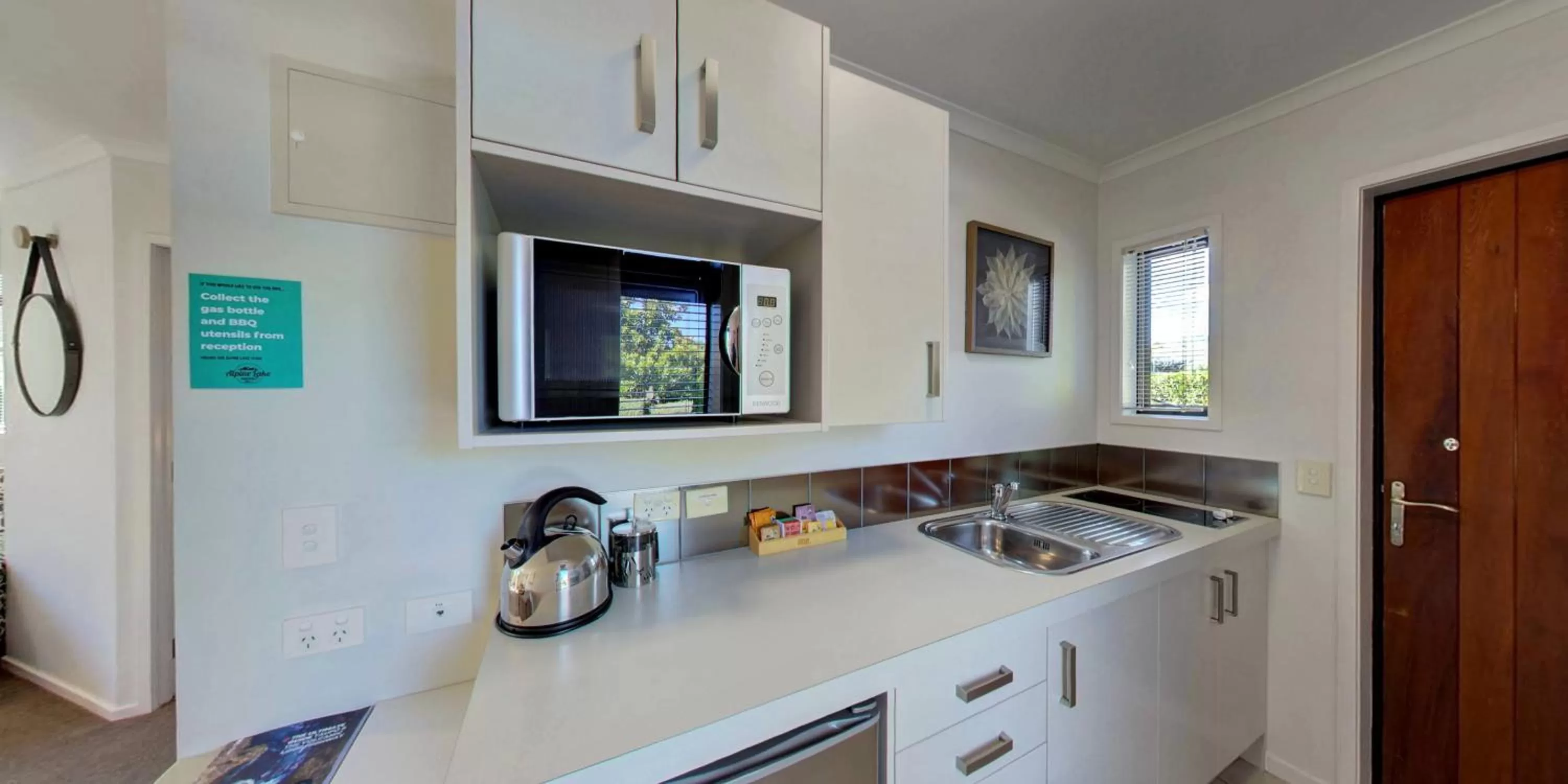 Kitchen or kitchenette in Alpine Lake Motel