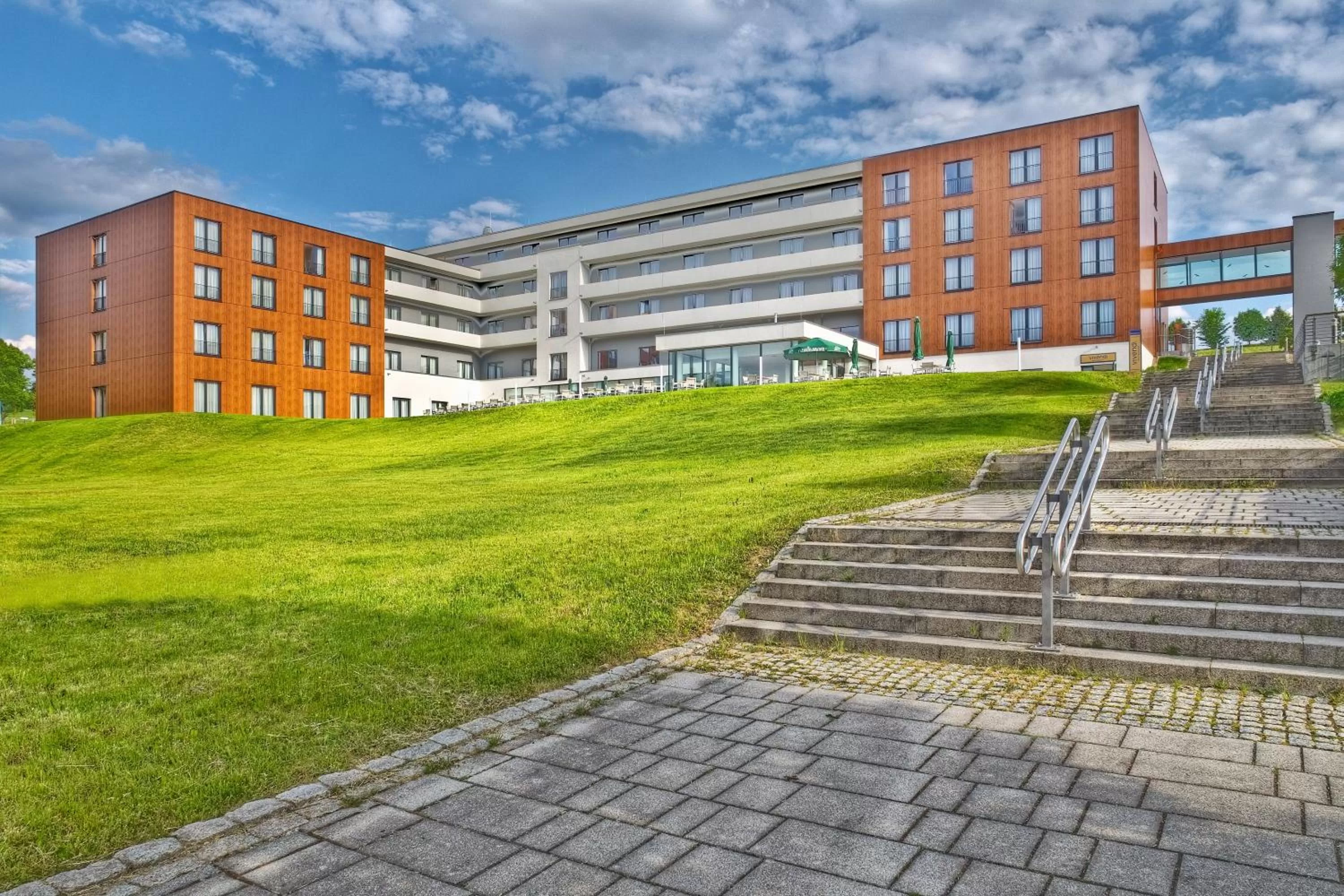 Patio in Santé Royale Hotel- & Gesundheitsresort Warmbad Wolkenstein