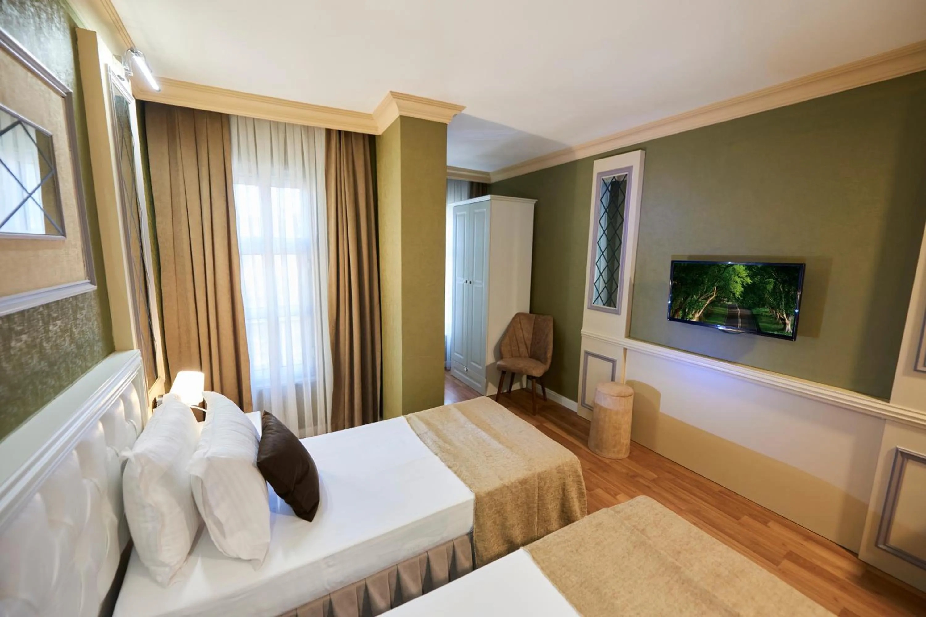 Photo of the whole room, Bed in Sunlight Hotel