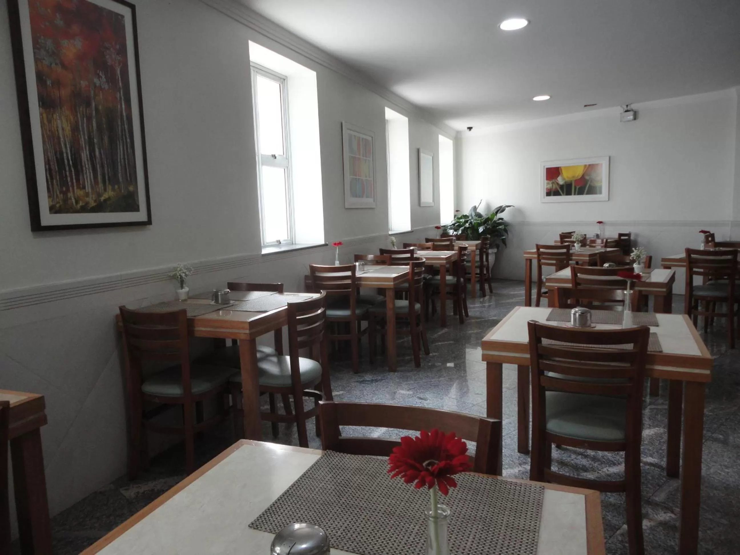 Restaurant/places to eat in Cinelandia Hotel